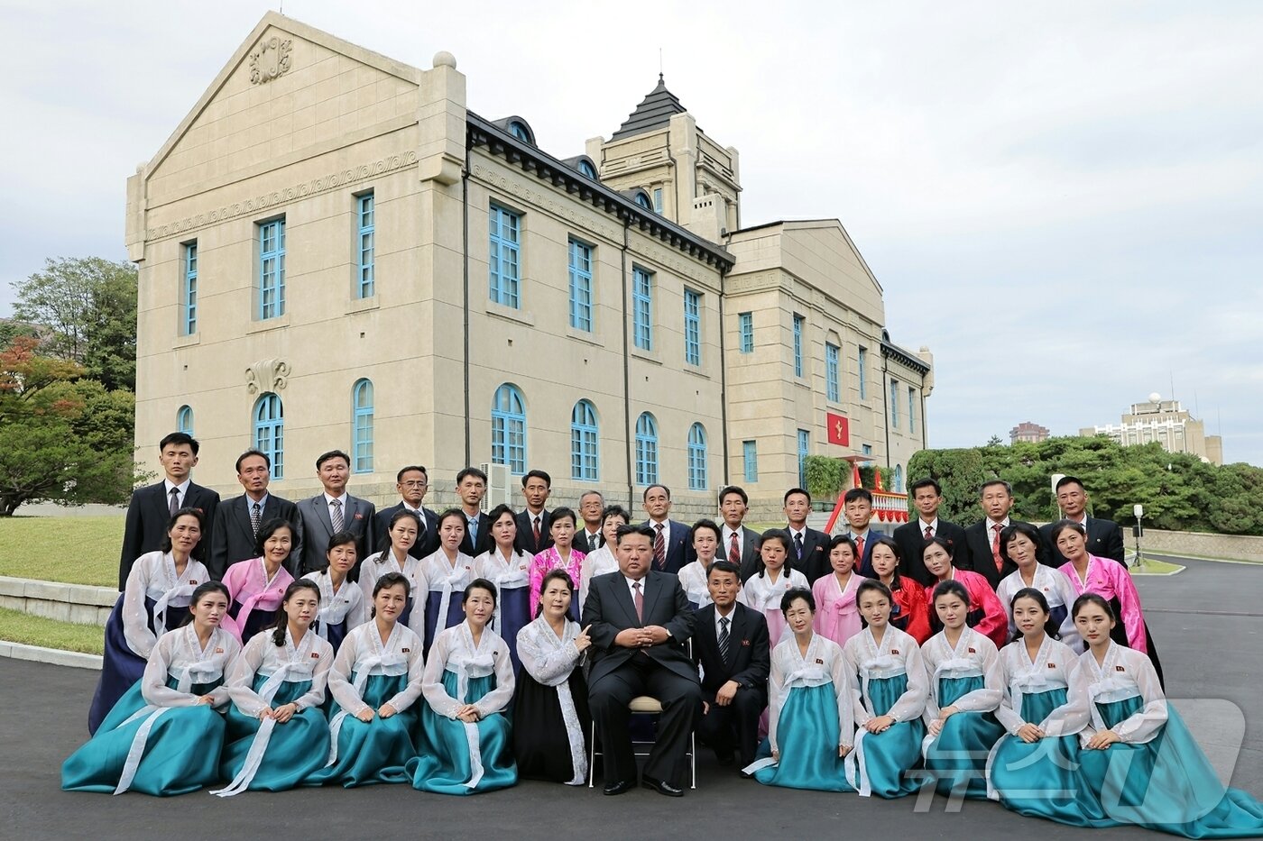 본문 이미지 - (평양 노동신문=뉴스1) = 북한 노동당 기관지 노동신문은 김정은 당 총비서가 8일 당 창건 사적관을 찾아 '당 창건 80주년' 기념연설을 했다고 9일 보도했다. [국내에서만 사용가능. 재배포 금지. DB 금지. For Use Only in the Republic of Korea. Redistribution Prohibited] rodongphoto@news1.kr