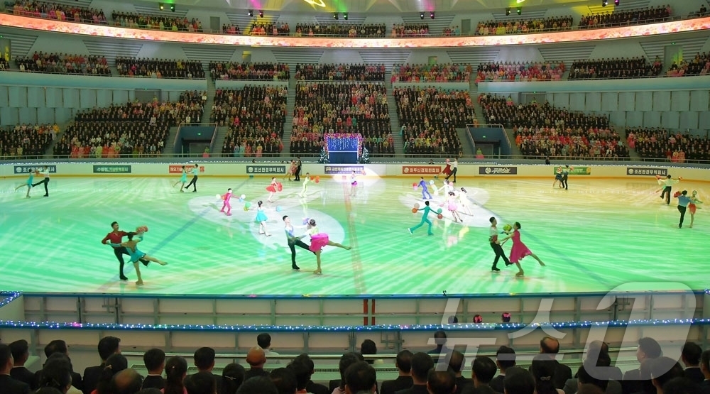 (평양 노동신문=뉴스1) = 북한 노동당 기관지 노동신문은 '당 창건 80주년'을 기념해 평양국제빙상피겨 축전이 8일 진행됐다고 9일 보도했다. [국내에서만 사용가능. 재배포 금지 …