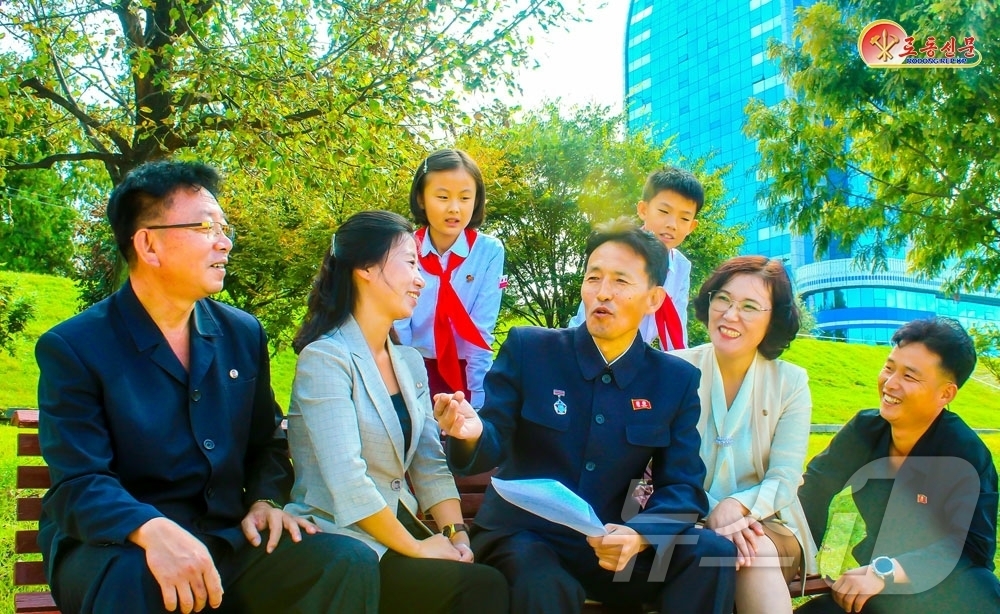 (평양 노동신문=뉴스1) = 북한 노동당 기관지 노동신문은 9일 전국 각지 주민들의 사연을 소개하며 "사회주의 제도의 고마움에 대한 보답의 마음"을 강조했다. [국내에서만 사용가능 …