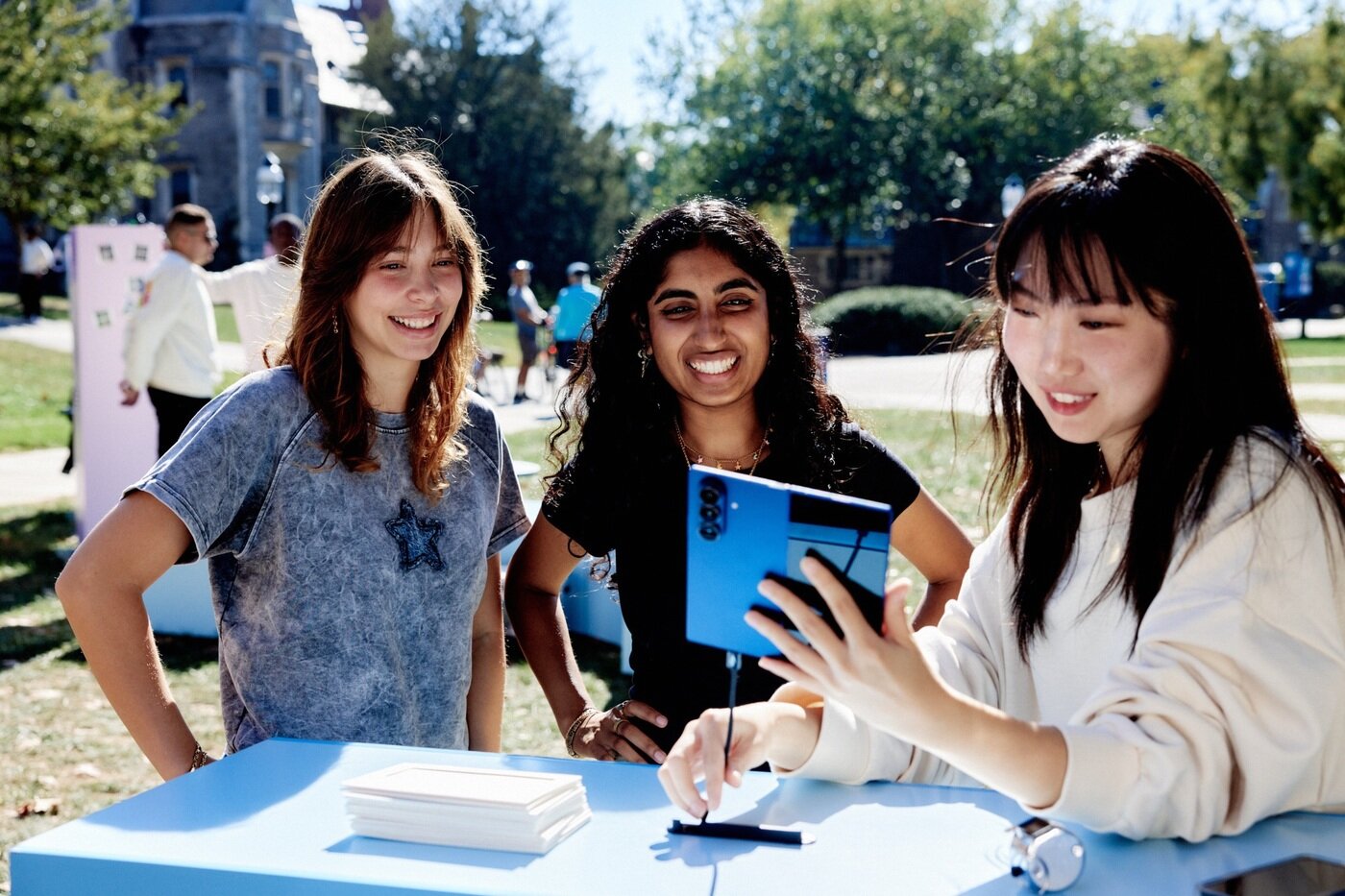 본문 이미지 - 미국 동부 대학을 방문한 삼성전자 한글 트럭 앞에서 갤럭시 Z 폴드7을 활용하는 대학생들의 모습&#40;자료사진. 삼성전자 제공&#41;. 2025.10.09.