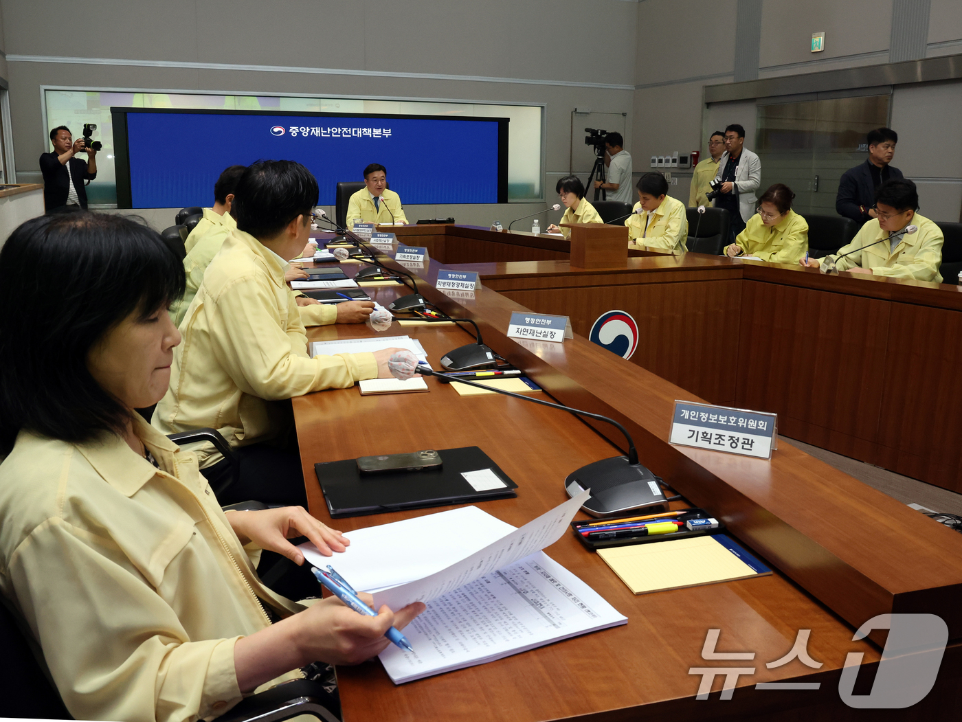(서울=뉴스1) 황기선 기자 = 윤호중 행정안전부 장관이 9일 오전 서울 종로구 정부서울청사에서 열린 국가정보자원관리원 행정정보시스템 화재 관련 중앙재난안전대책본부 제10차 회의에 …