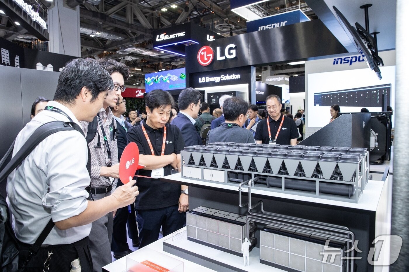 본문 이미지 - LG전자, LG CNS, LG에너지솔루션 3사가 지난 8일부터 이틀간 싱가포르에서 열린 &#39;데이터센터 월드 아시아 2025&#39;에서 &#39;원&#40;One&#41; LG&#39; 통합 설루션을 앞세워 참가한 가운데 관람객들이 평택 칠러공장 내 마련된 &#39;AI 데이터센터 전용 테스트베드&#39; 축소 모형을 살펴보는 모습&#40;LG전자 제공&#41;. 2025.10.09.