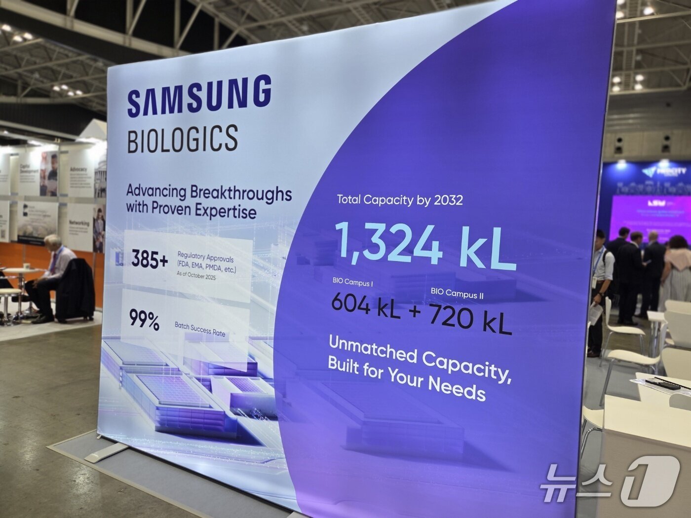 Samsung Biologics has projected the main achievements on a wall of the booth at &#39;Bio Japan 2025&#39; Yokohama / News 1