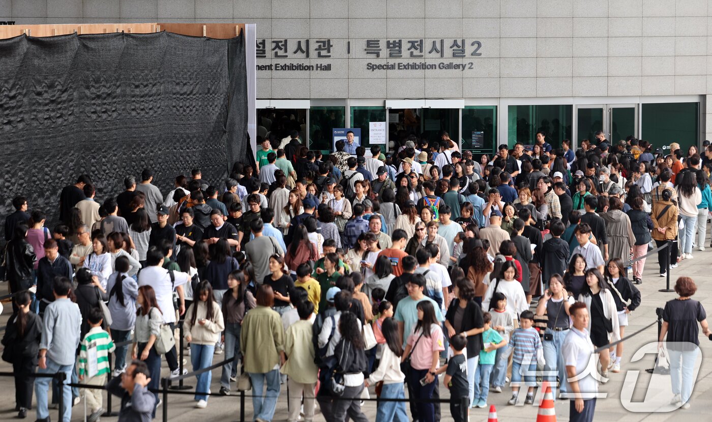 본문 이미지 - 서울 용산구 국립중앙박물관이 관람객들로 북적이고 있다. ⓒ 뉴스1 황기선 기자