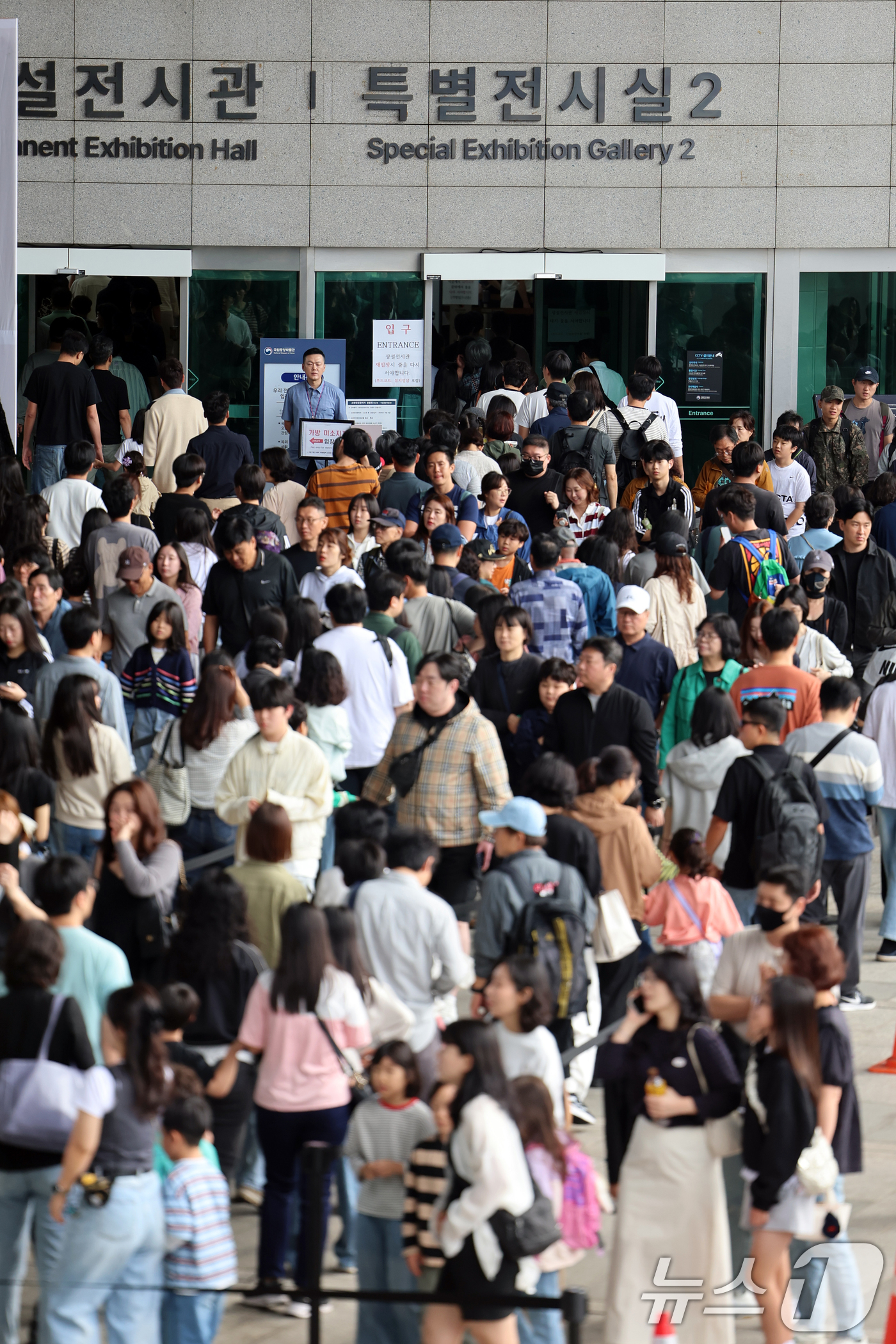 (서울=뉴스1) 황기선 기자 = 추석 연휴 마지막날인 9일 오전 서울 용산구 국립중앙박물관이 관람객들로 북적이고 있다.  2025.10.9/뉴스1
