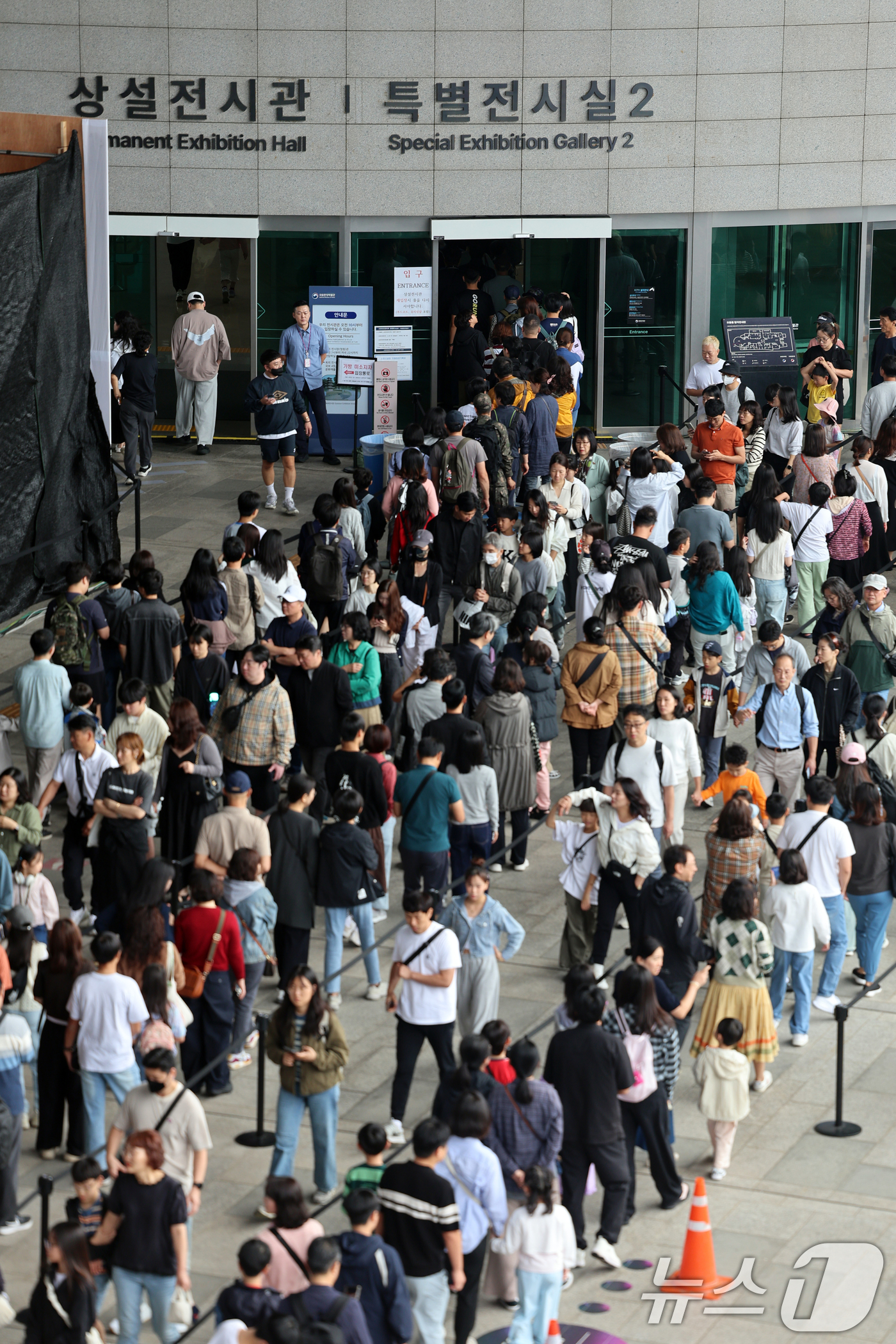(서울=뉴스1) 황기선 기자 = 추석 연휴 마지막날인 9일 오전 서울 용산구 국립중앙박물관이 관람객들로 북적이고 있다.  2025.10.9/뉴스1