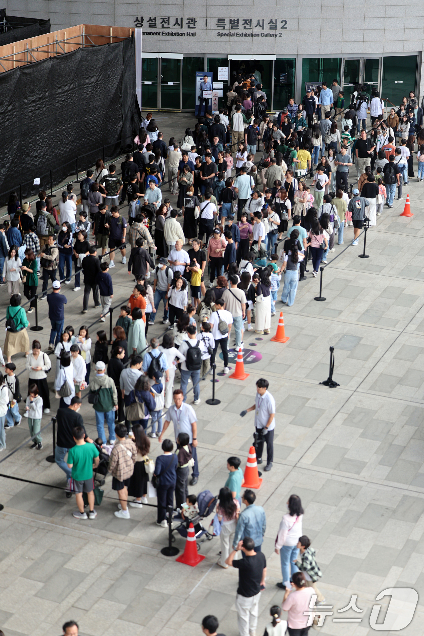 (서울=뉴스1) 황기선 기자 = 추석 연휴 마지막날인 9일 오전 서울 용산구 국립중앙박물관이 관람객들로 북적이고 있다.  2025.10.9/뉴스1