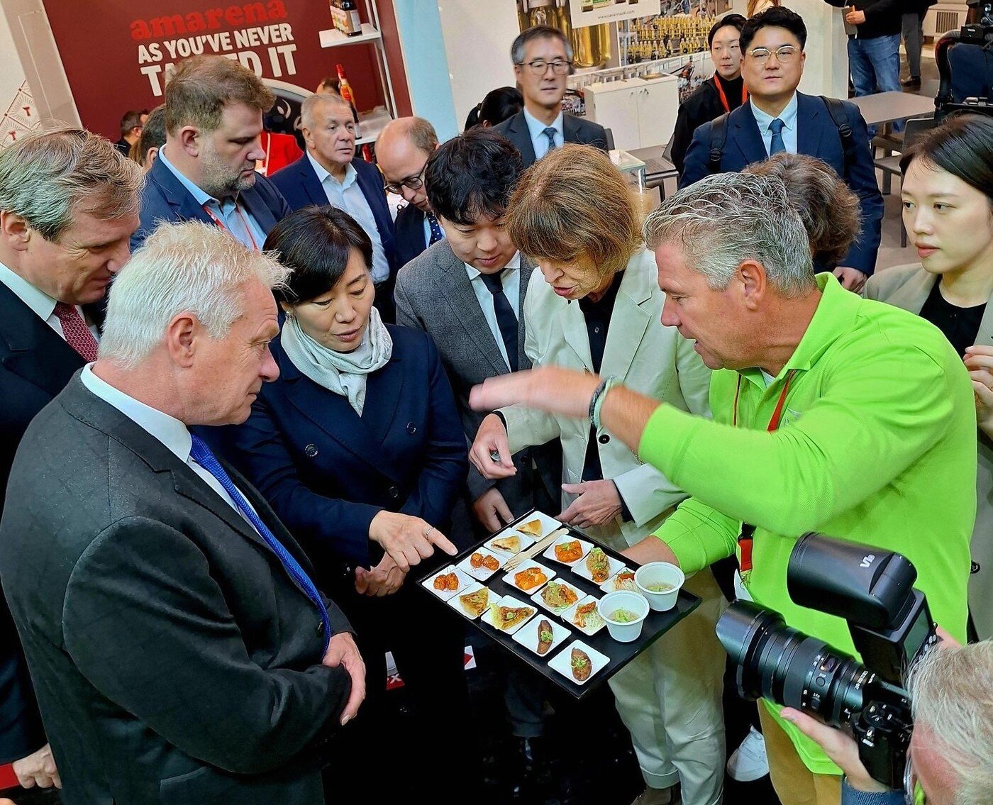 본문 이미지 - &#40;앞줄 왼쪽 첫 번째&#41;독일 연방농업식품부 알로이스 라이너 장관과 &#40;앞줄 왼쪽 두 번째&#41;송미령 한국 농림축산식품부 장관이 &#39;아누가 2025&#39; 행사장 내 풀무원 부스를 방문해 두부텐더, 식물성 스테이크 등 풀무원의 식물성 지향 혁신제품을 직접 체험하고 있다.&#40;풀무원 제공&#41;