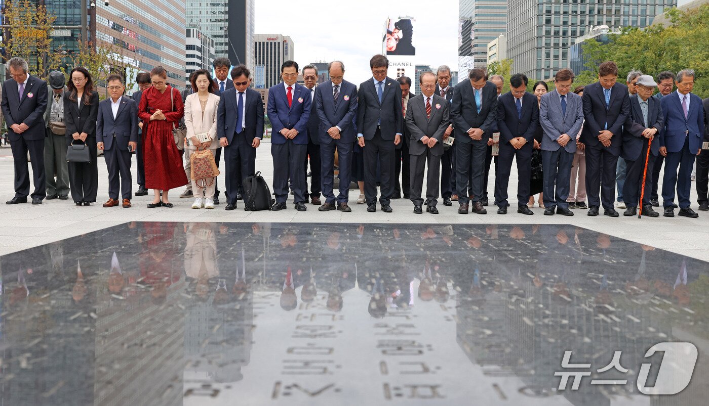 본문 이미지 - 최휘영 문화체육관광부 장관이 제579돌 한글날인 9일 서울 종로구 광화문광장 세종대왕 동상 앞에서 열린 '한글날, 세종대왕께 꽃 바치기' 행사에서 묵념을 하고 있다.
