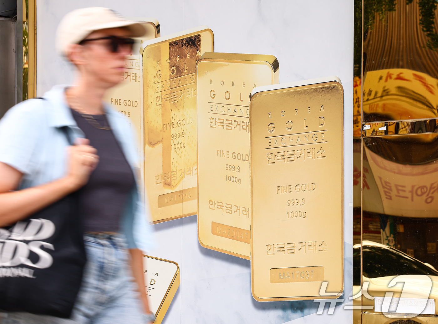 (서울=뉴스1) 김도우 기자 = 금값이 온스당 4000달러를 돌파하며 사상 최고치를 기록했다.경제 불확실성이 심화하자 안전 자산 선호도가 높아진 데다, 미국 연방준비제도(Fed)의 …