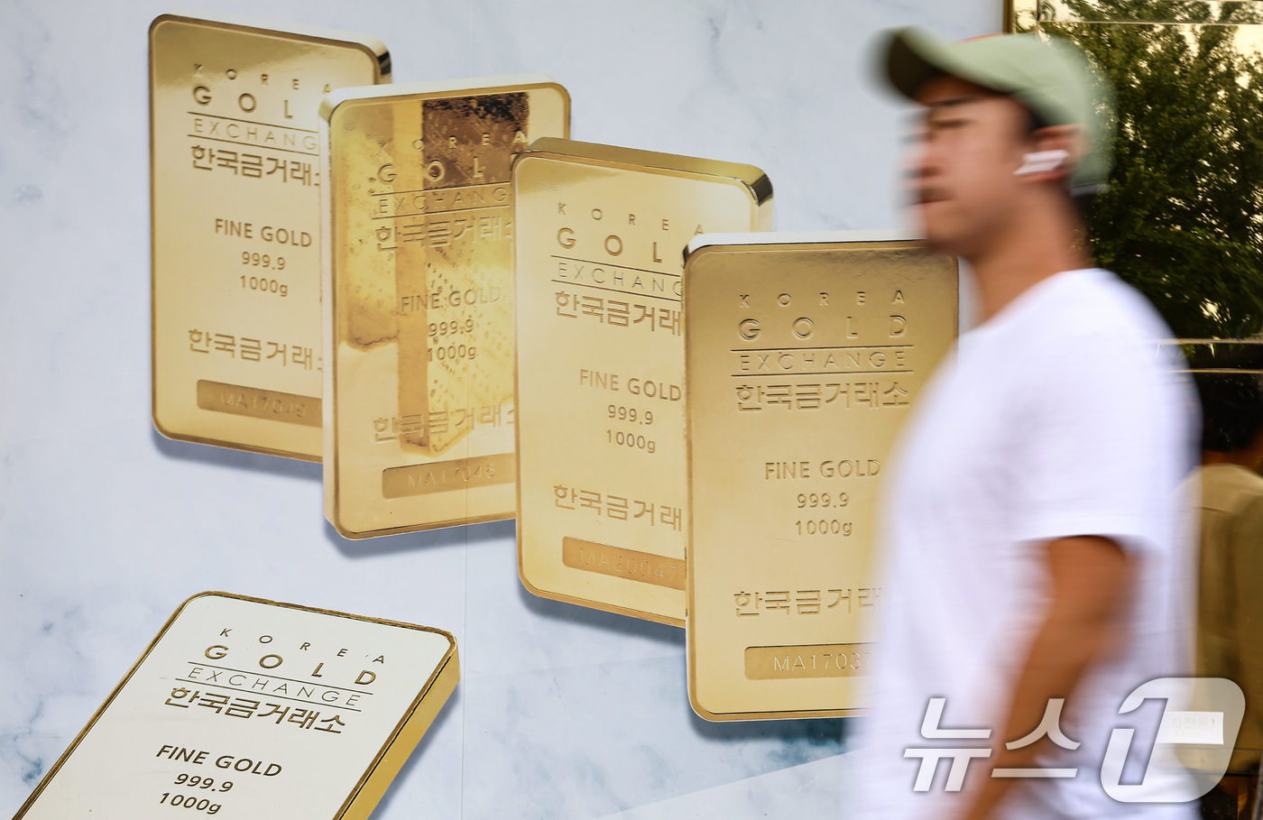 (서울=뉴스1) 김도우 기자 = 금값이 온스당 4000달러를 돌파하며 사상 최고치를 기록했다.경제 불확실성이 심화하자 안전 자산 선호도가 높아진 데다, 미국 연방준비제도(Fed)의 …