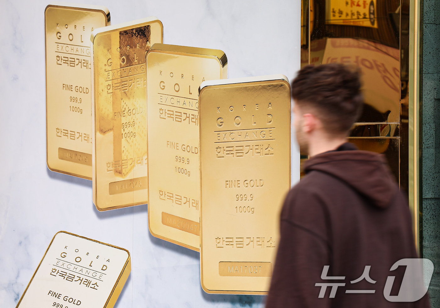 (서울=뉴스1) 김도우 기자 = 금값이 온스당 4000달러를 돌파하며 사상 최고치를 기록했다.경제 불확실성이 심화하자 안전 자산 선호도가 높아진 데다, 미국 연방준비제도(Fed)의 …