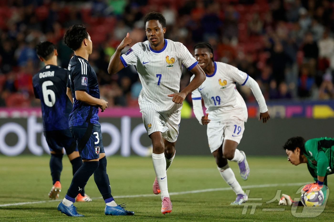 본문 이미지 - 일본을 상대로 결승골을 넣은 프랑스의 루카스 미할. ⓒ AFP=뉴스1