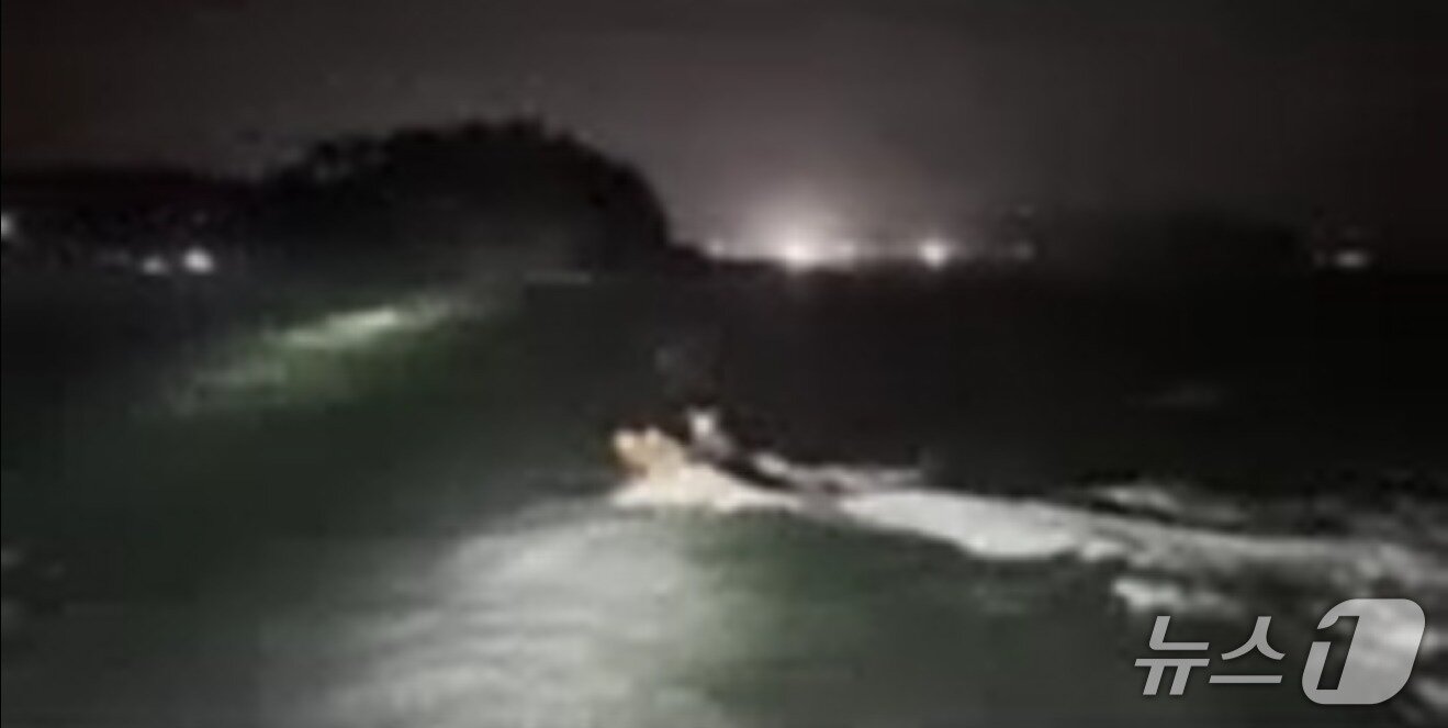 본문 이미지 -   해경이 선창여 갯바위에 고립된 낚시객 2명을 구조하러 가는 모습. (태안해경 제공, 재판매 및 DB금지) / 뉴스1