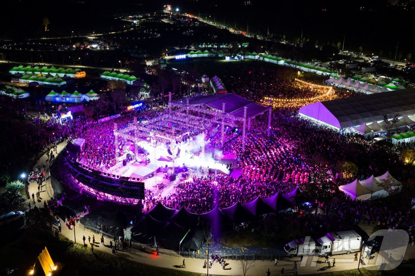 (나주=뉴스1) = 지난 8일 전남 나주시 영산강정원에서 열린 나주영산강축제 개막식에서 드론 라이트쇼가 펼쳐지고 있다.(나주시 제공. 재배포 및 DB  금지) 2025.10.9/뉴 …