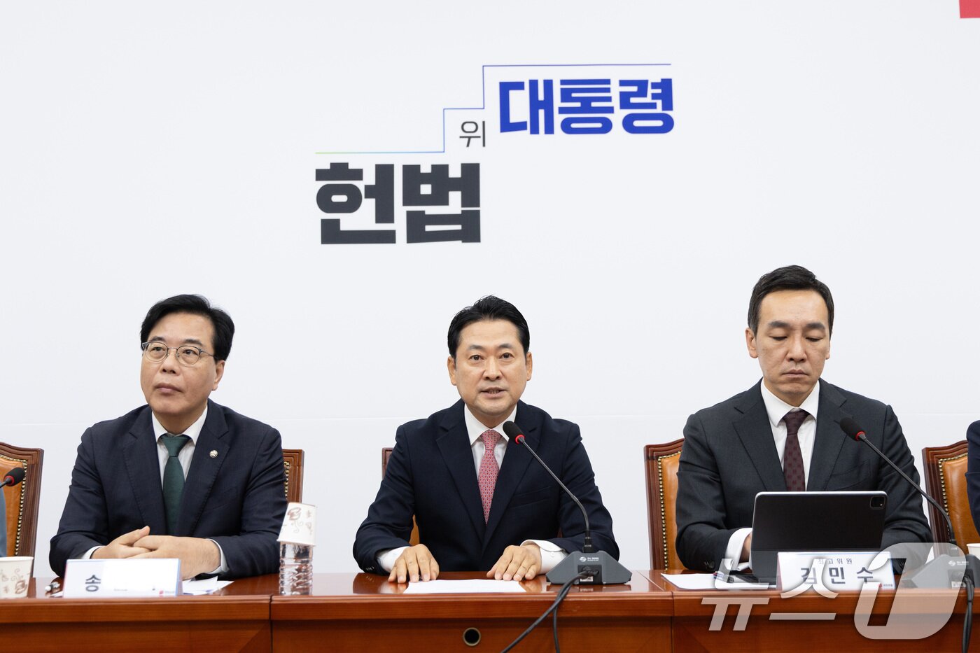 본문 이미지 - 장동혁 국민의힘 대표가 9일 서울 여의도 국회에서 열린 최고위원회의에서 모두발언하고 있다. 2025.10.9/뉴스1 ⓒ News1 이승배 기자