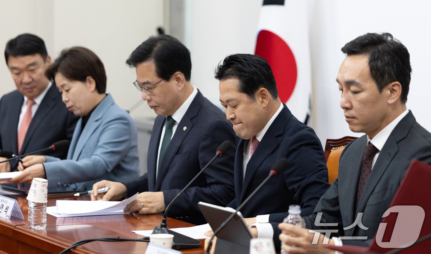 본문 이미지 - 장동혁 국민의힘 대표가 9일 서울 여의도 국회에서 열린 최고위원회의에 참석하고 있다. 2025.10.9/뉴스1 ⓒ News1 이승배 기자