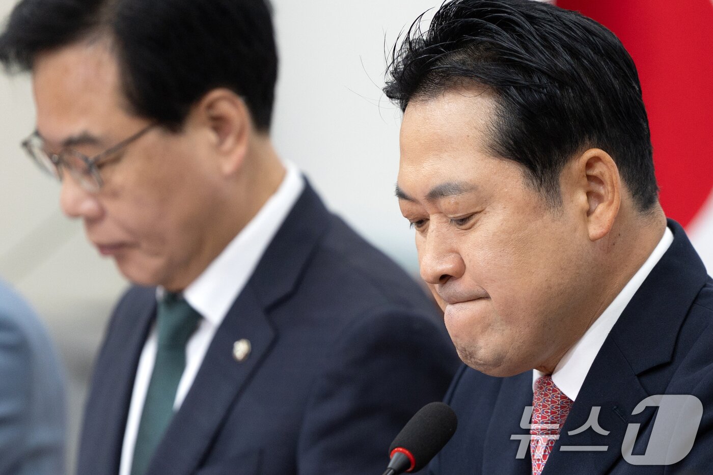 본문 이미지 - 장동혁 국민의힘 대표가 9일 서울 여의도 국회에서 열린 최고위원회의에 참석하고 있다. 2025.10.9/뉴스1 ⓒ News1 이승배 기자