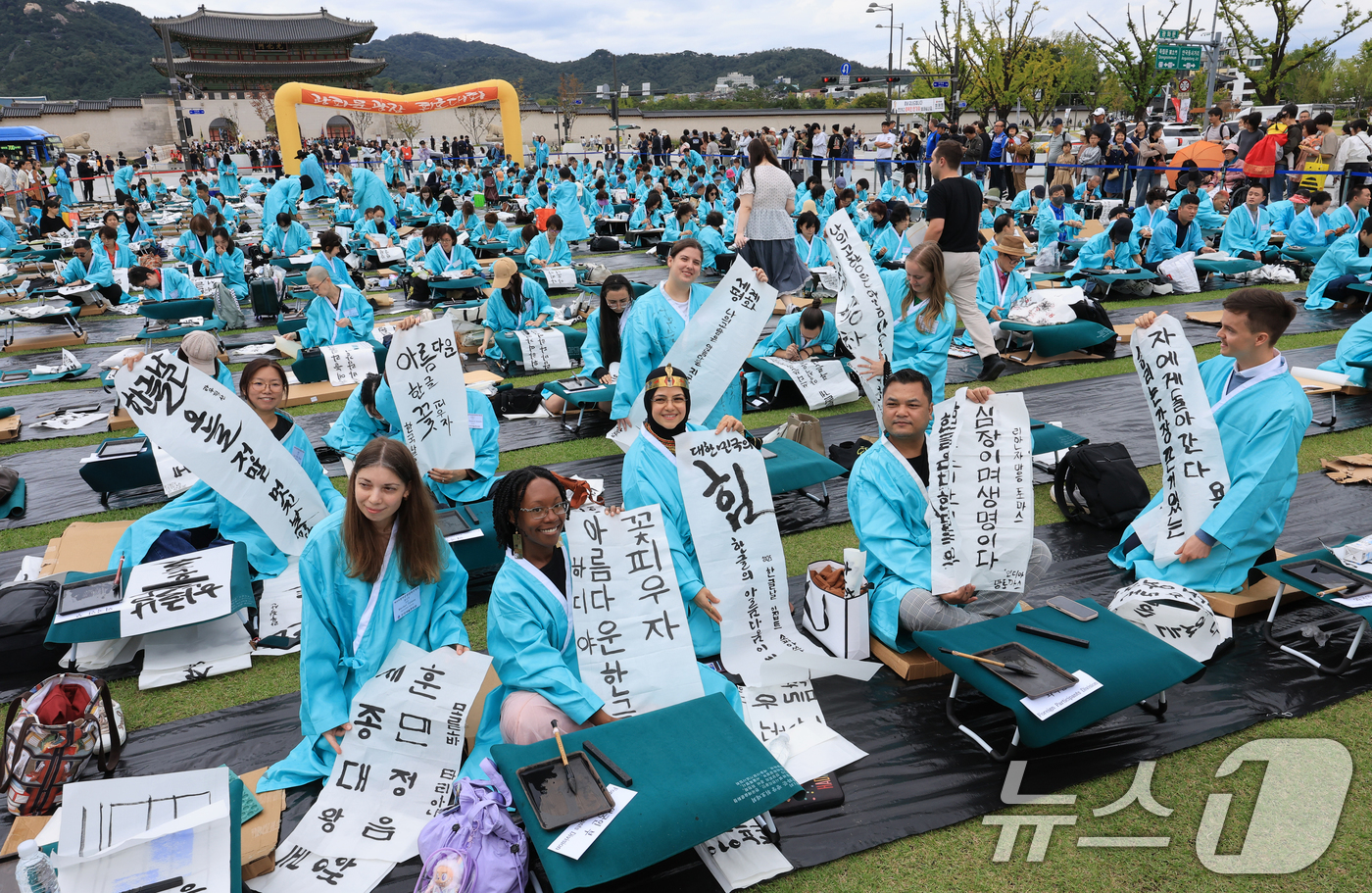 (서울=뉴스1) 이호윤 기자 = 제579돌 한글날을 맞이한 9일 서울 종로구 광화문광장에서 열린 ‘2025 제 16회 휘호대회 휘호대회‘에 참가한 외국인들이 직접 쓴 한글을 선보이 …