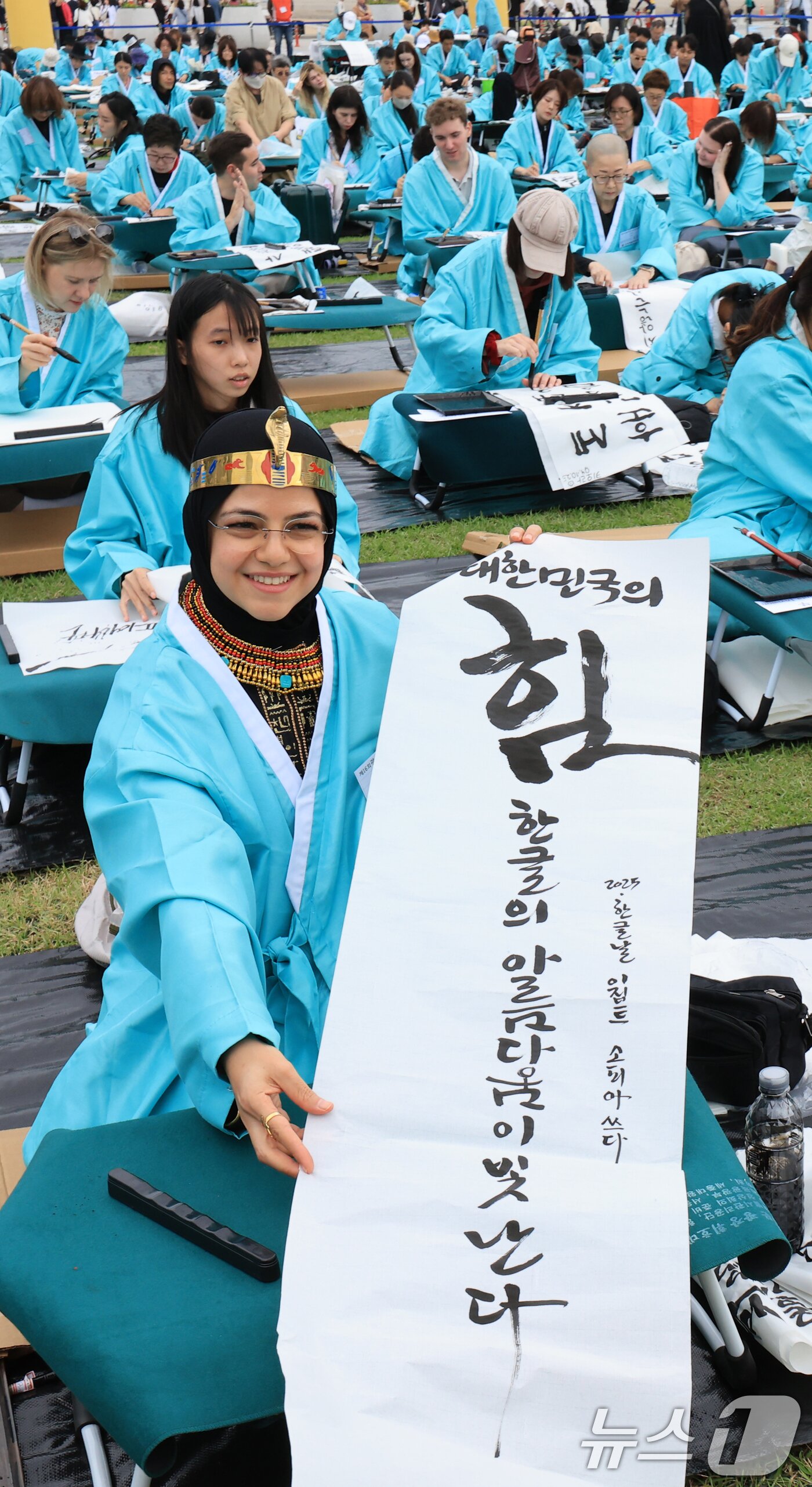 본문 이미지 - 제579돌 한글날을 맞이한 9일 서울 종로구 광화문광장에서 열린 ‘2025 제 16회 광화문광장 휘호대회‘에 참가한 외국인이 직접 쓴 한글을 선보이고 있다. 2025.10.9/뉴스1 ⓒ News1 이호윤 기자