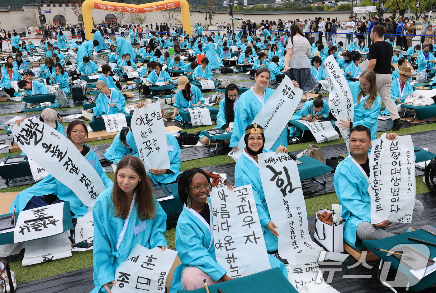 (서울=뉴스1) 이호윤 기자 = 제579돌 한글날을 맞이한 9일 서울 종로구 광화문광장에서 열린 ‘2025 제 16회 광화문광장 휘호대회‘에 참가한 외국인들이 직접 쓴 한글을 선보 …