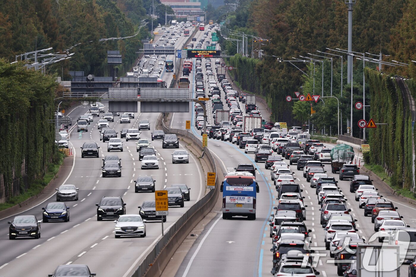 본문 이미지 - 연휴 마지막 날이자 한글날인 9일 오전 서울 서초구 잠원IC 인근 경부고속도로에서 차량들이 서행하고 있다. 한국도로공사에 따르면 이날 오전 9시 기준 지방 주요 도시에서 출발해 서울 도착까지 걸리는 시간은 울산 5시간 30분, 부산 6시간 40분, 대구 4시간 50분, 대전 1시간 50분, 광주 4시간 10분 등이다. 2025.10.9/뉴스1 ⓒ News1 구윤성 기자