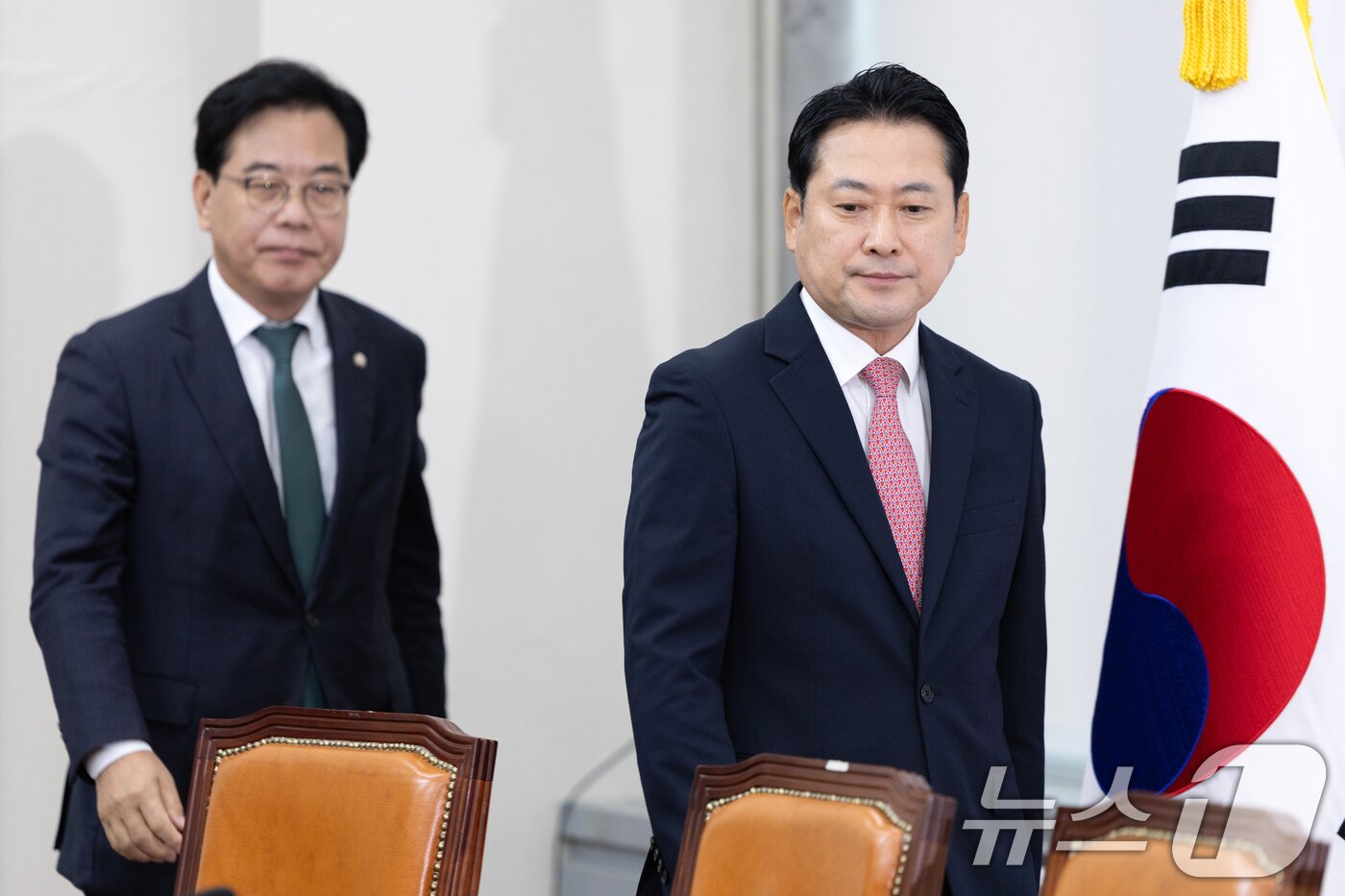 본문 이미지 - 장동혁 국민의힘 대표가 9일 서울 여의도 국회에서 열린 최고위원회의에 참석하고 있다. 2025.10.9/뉴스1 ⓒ News1 이승배 기자