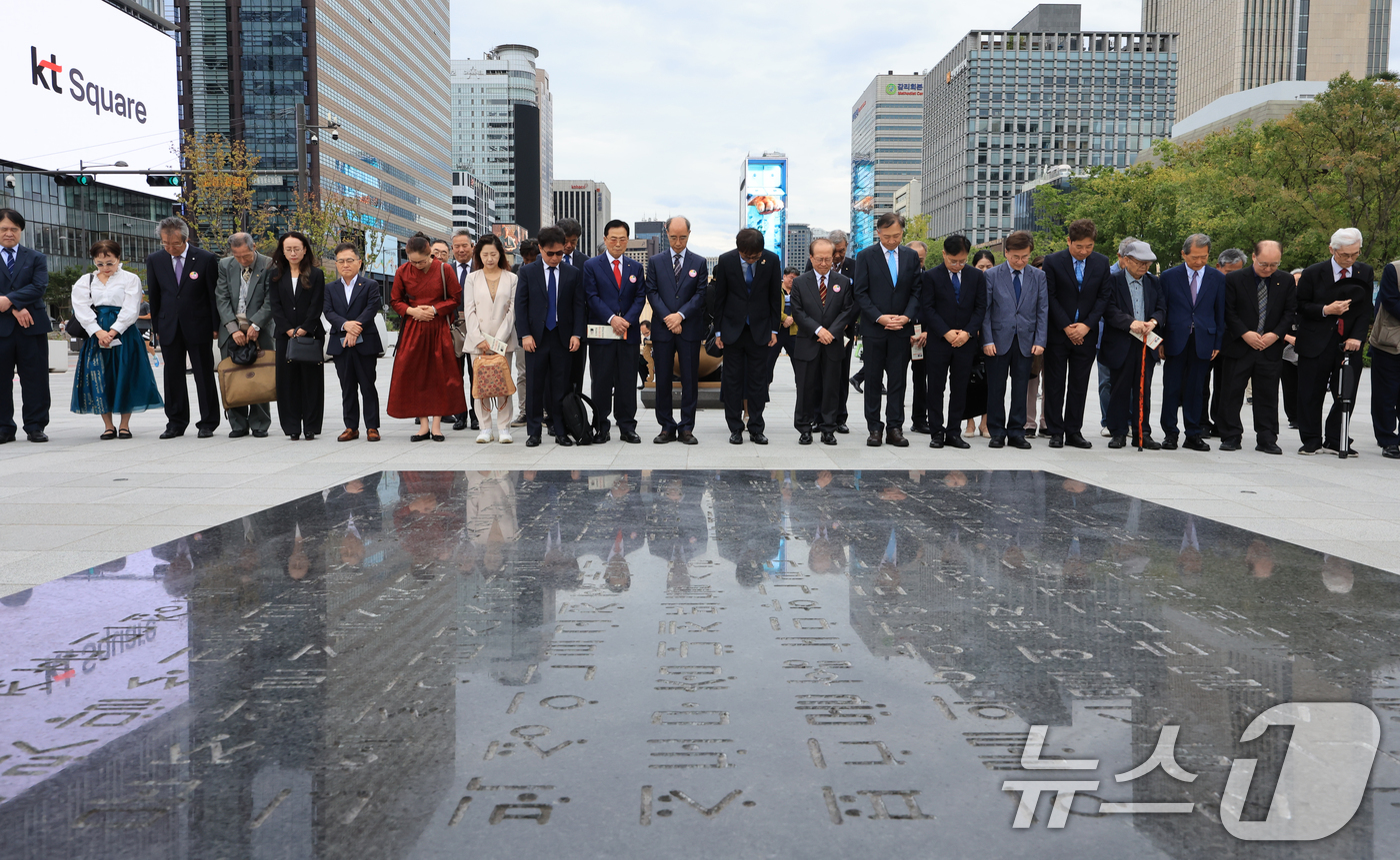 (서울=뉴스1) 이호윤 기자 = 최휘영 문화체육관광부 장관과 내빈들이 한글날인 9일 서울 종로구 광화문광장에서 열린 '세종대왕 꽃 바치기' 행사에 참석해 묵념하고 있다. 2025. …