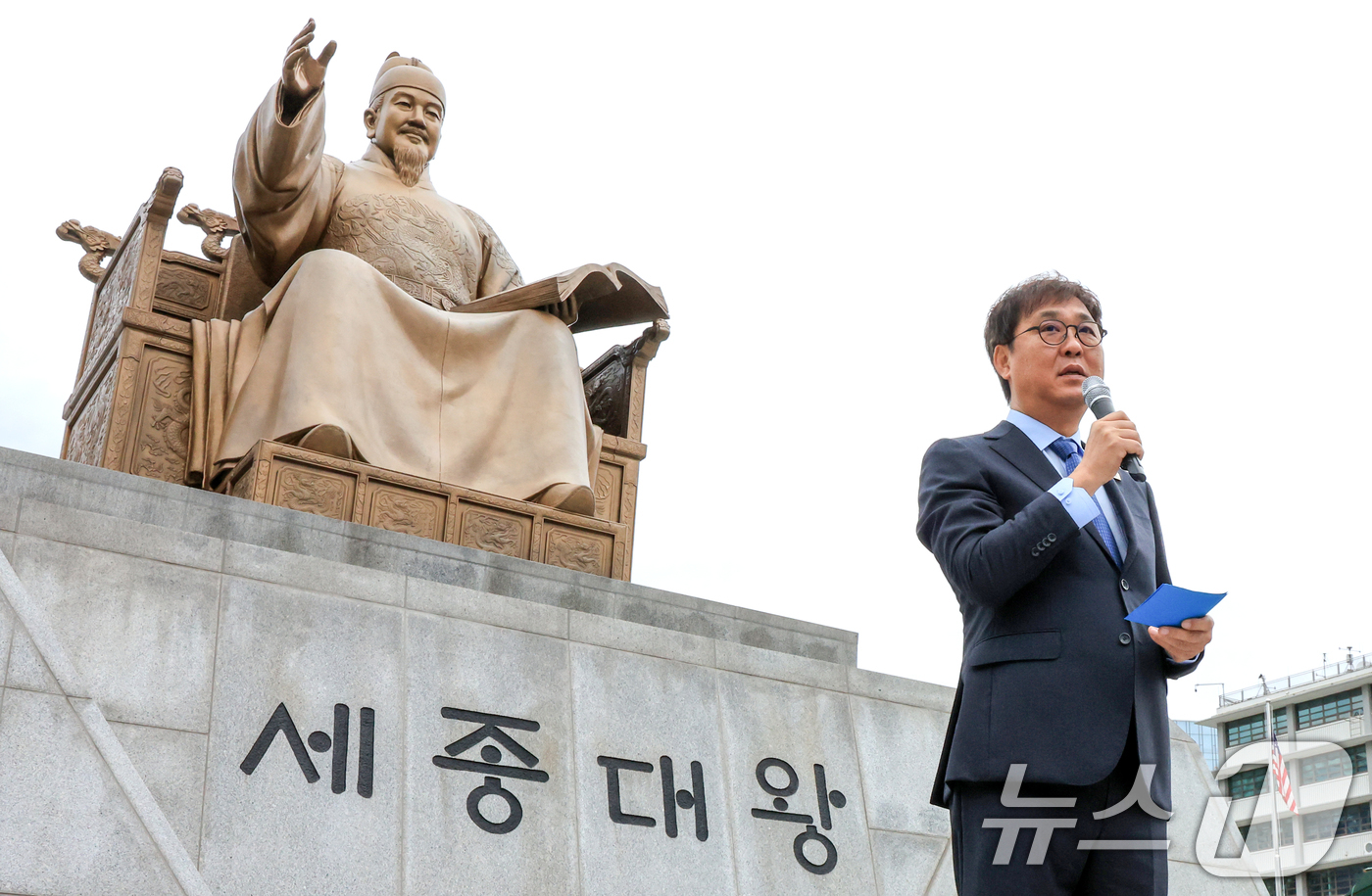 (서울=뉴스1) 이호윤 기자 = 최휘영 문화체육관광부 장관이 한글날인 9일 서울 종로구 광화문광장에서 열린 '세종대왕 꽃 바치기' 행사에 참석해 축사를 하고 있다. 2025.10. …