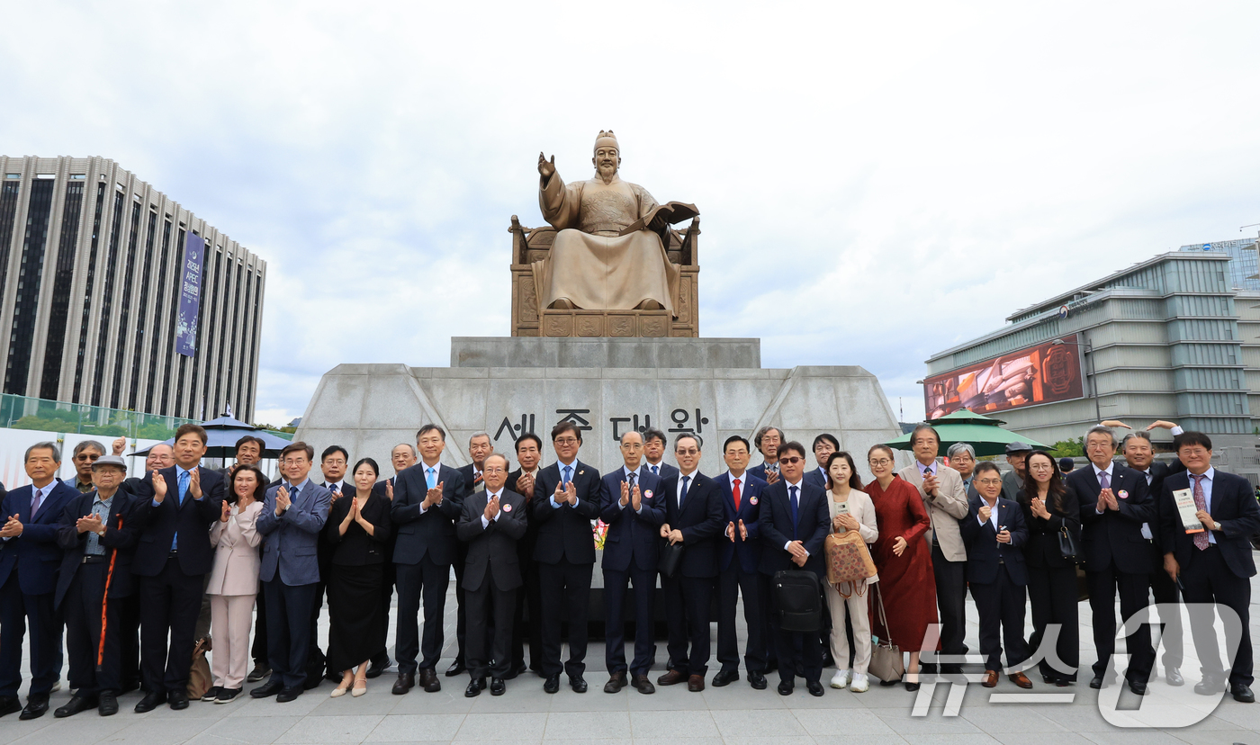 (서울=뉴스1) 이호윤 기자 = 최휘영 문화체육관광부 장관과 내빈들이 한글날인 9일 서울 종로구 광화문광장에서 열린 '세종대왕 꽃 바치기' 행사에 참석해 기념촬영을 하고 있다. 2 …