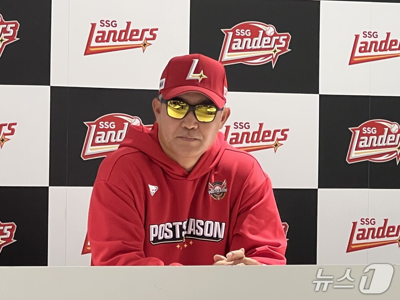 본문 이미지 - 이숭용 SSG 랜더스 감독이 9일 열리는 삼성 라이온즈와 준플레이오프 1차전을 앞두고 취재진의 질문에 답하고 있다. 2025.10.9/뉴스1 ⓒ News1 이상철 기자