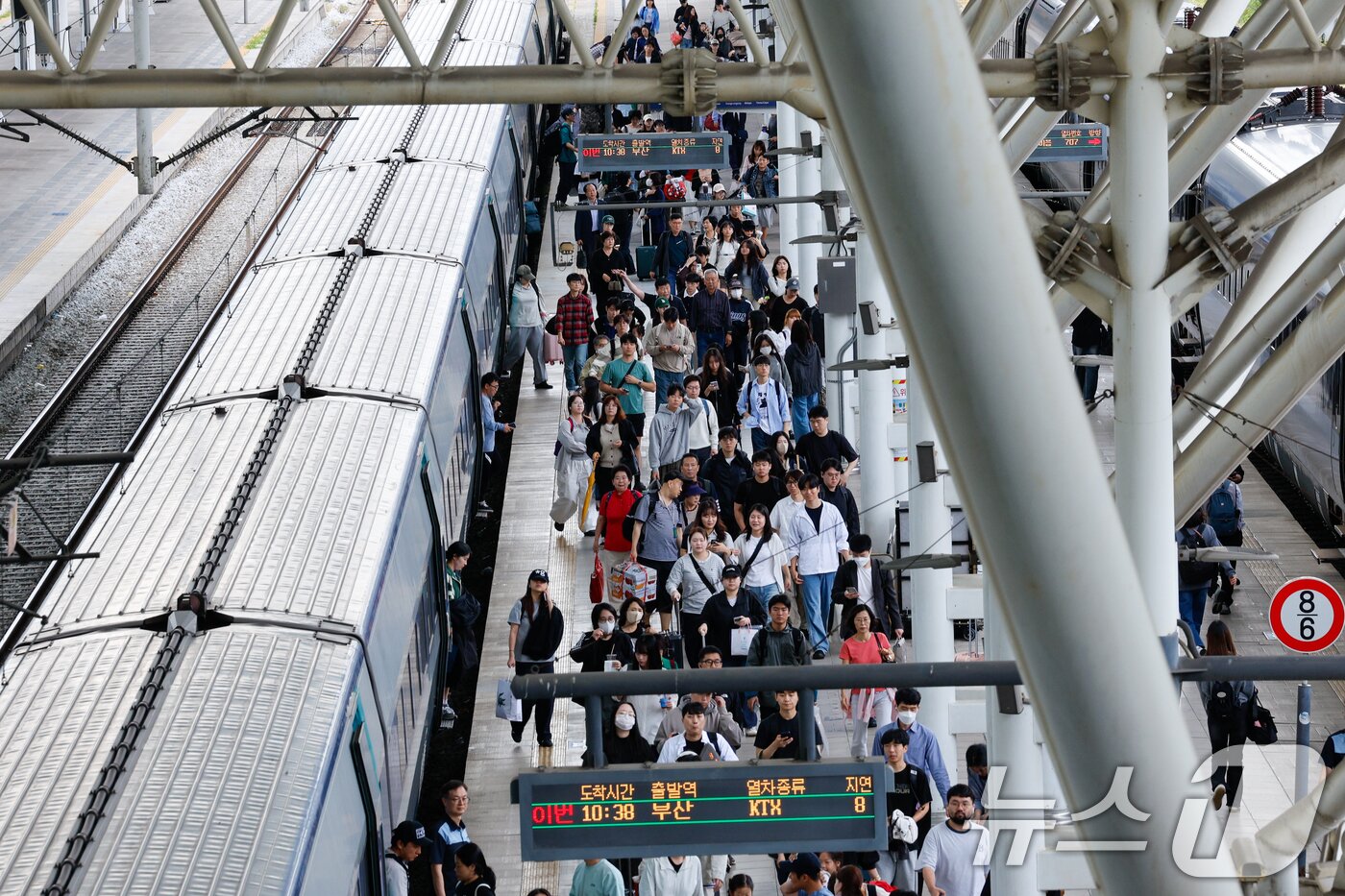 본문 이미지 - 추석연휴 마지막 날이자 한글날인 9일 서울역에서 귀경객들이 일상으로 발걸음을 옮기고 있다. 2025.10.9/뉴스1 ⓒ News1 안은나 기자