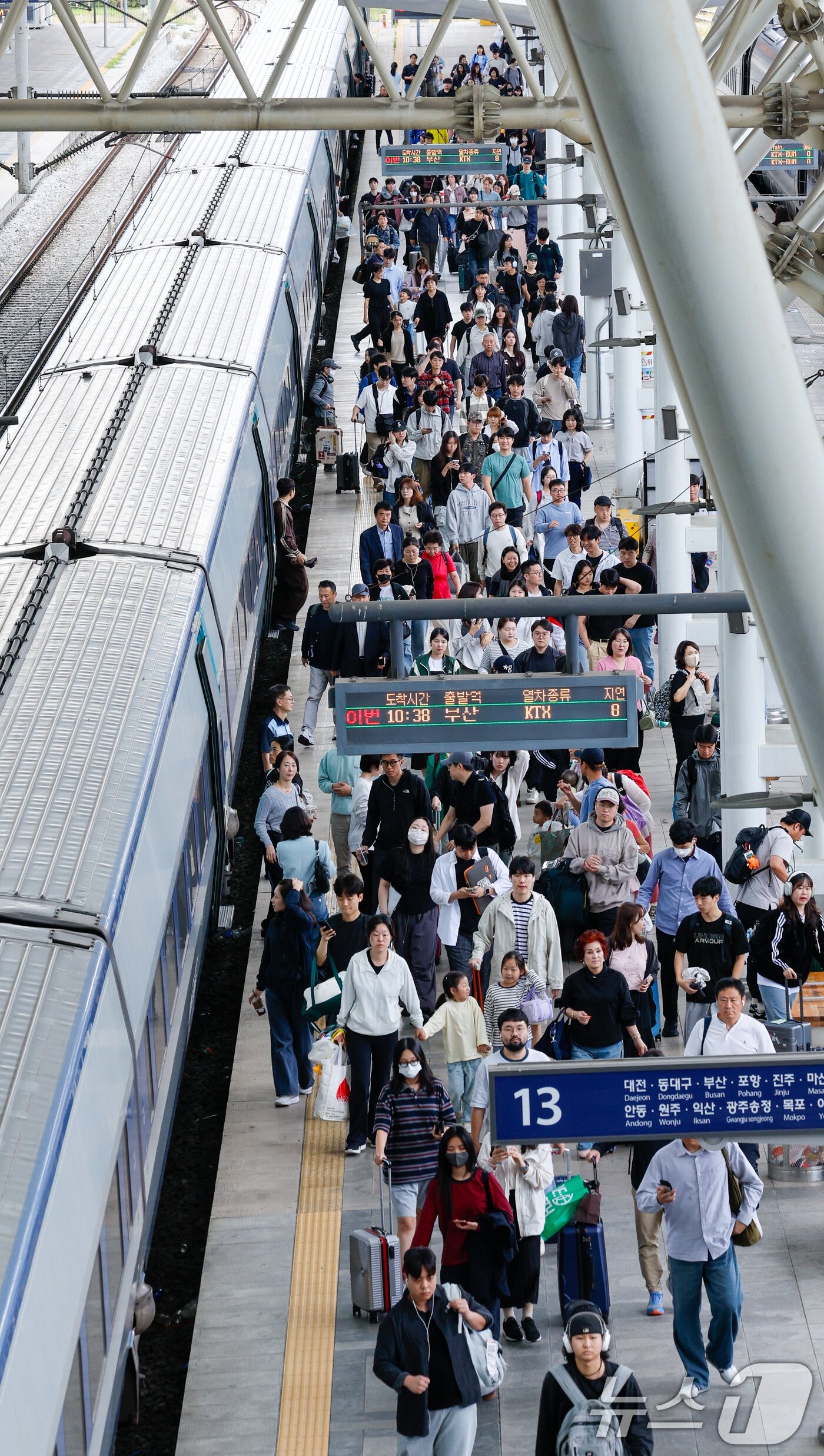 본문 이미지 - 추석연휴 마지막 날이자 한글날인 9일 서울역에서 귀경객들이 일상으로 발걸음을 옮기고 있다. 2025.10.9/뉴스1 ⓒ News1 안은나 기자