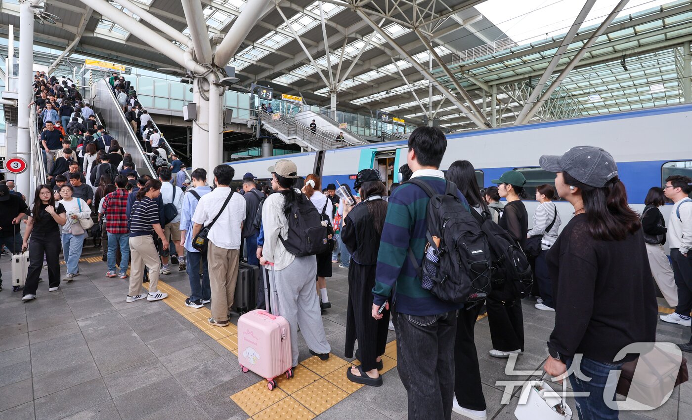 본문 이미지 - 추석연휴 마지막 날이자 한글날인 9일 서울역에서 귀경객들이 일상으로 발걸음을 옮기고 있다. 2025.10.9/뉴스1 ⓒ News1 안은나 기자