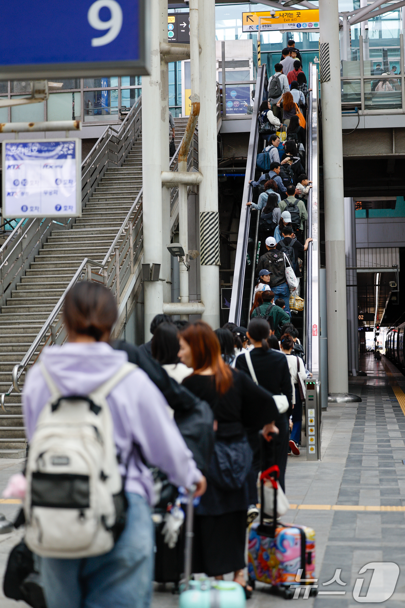 (서울=뉴스1) 안은나 기자 = 추석연휴 마지막 날이자 한글날인 9일 서울역에서 귀경객들이 일상으로 발걸음을 옮기고 있다. 2025.10.9/뉴스1