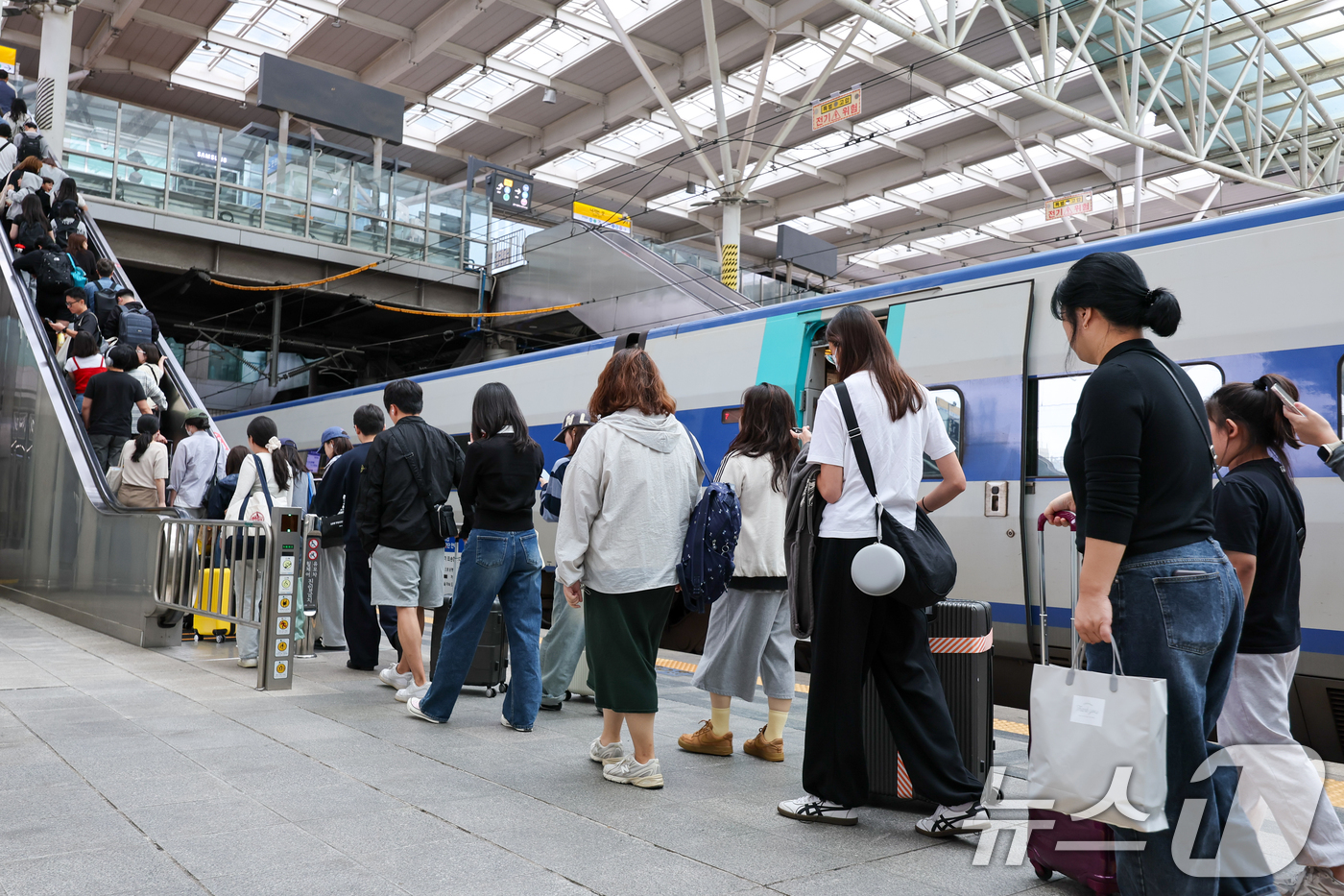 (서울=뉴스1) 안은나 기자 = 추석연휴 마지막 날이자 한글날인 9일 서울역에서 귀경객들이 일상으로 발걸음을 옮기고 있다. 2025.10.9/뉴스1