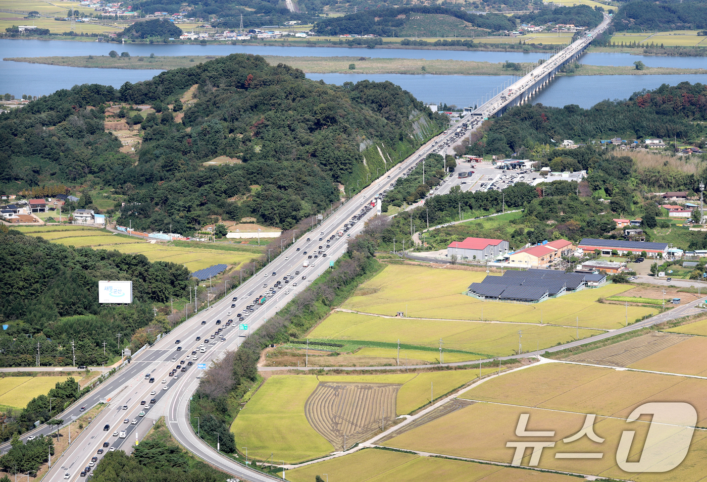 (군산=뉴스1) 유경석 기자 = 추석 연휴 마지막 날인 9일 전북 군산시 군산휴게소 인근 서해안고속도로 상행선 방향 차량들이 서행하고 있다. (항공촬영 협조 = 전북경찰청 항공대장 …