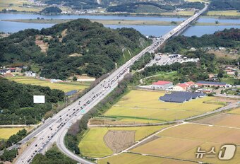 본문 이미지 - 전북 군산시 군산휴게소 인근 서해안고속도로 상행선 방향 차량들이 서행하고 있다. (항공촬영 협조 = 전북경찰청 항공대장 윤충한 경감, 기장 김인수 경위 , 부기장 장정봉 경위) 2025.10.9 / ⓒ 뉴스1 유경석 기자