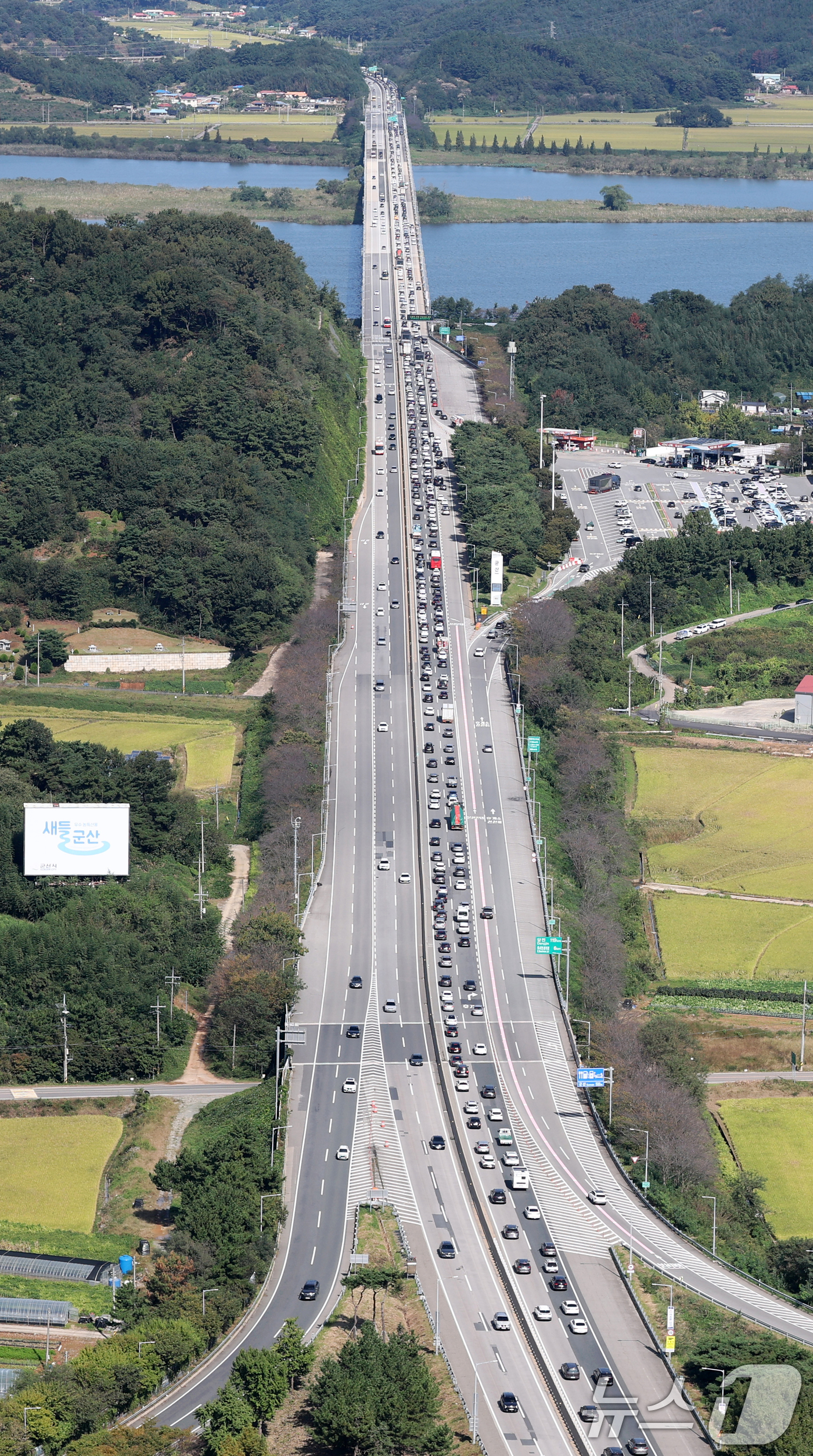 (군산=뉴스1) 유경석 기자 = 추석 연휴 마지막 날인 9일 전북 군산시 군산휴게소 인근 서해안고속도로 상행선 방향 차량들이 서행하고 있다. (항공촬영 협조 = 전북경찰청 항공대장 …