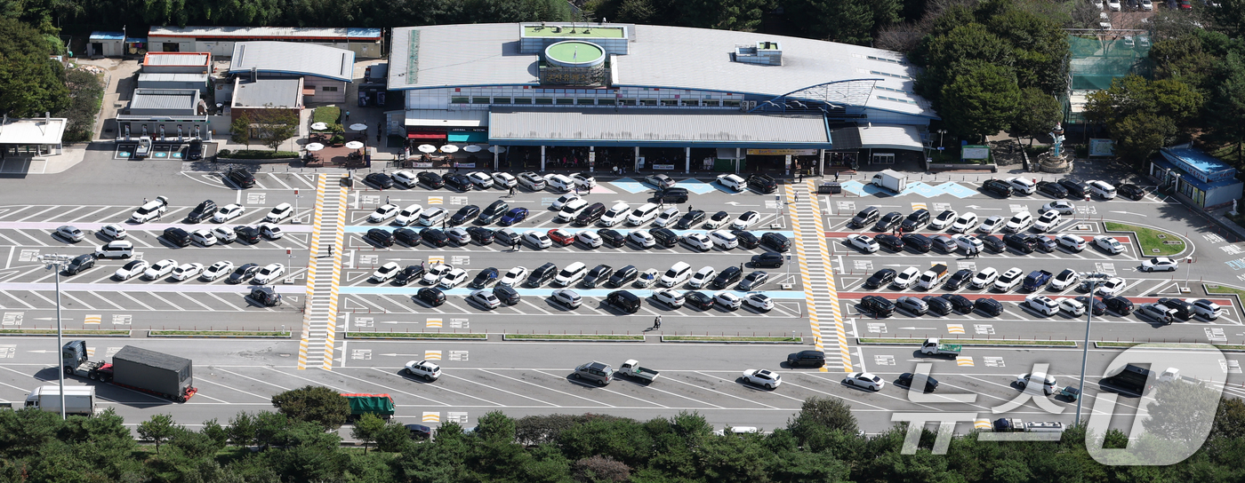 (군산=뉴스1) 유경석 기자 = 추석 연휴 마지막 날인 9일 전북 군산시 군산휴게소(서울방향)가 북적이고 있다. (항공촬영 협조 = 전북경찰청 항공대장 윤충한 경감, 기장 김인수 …