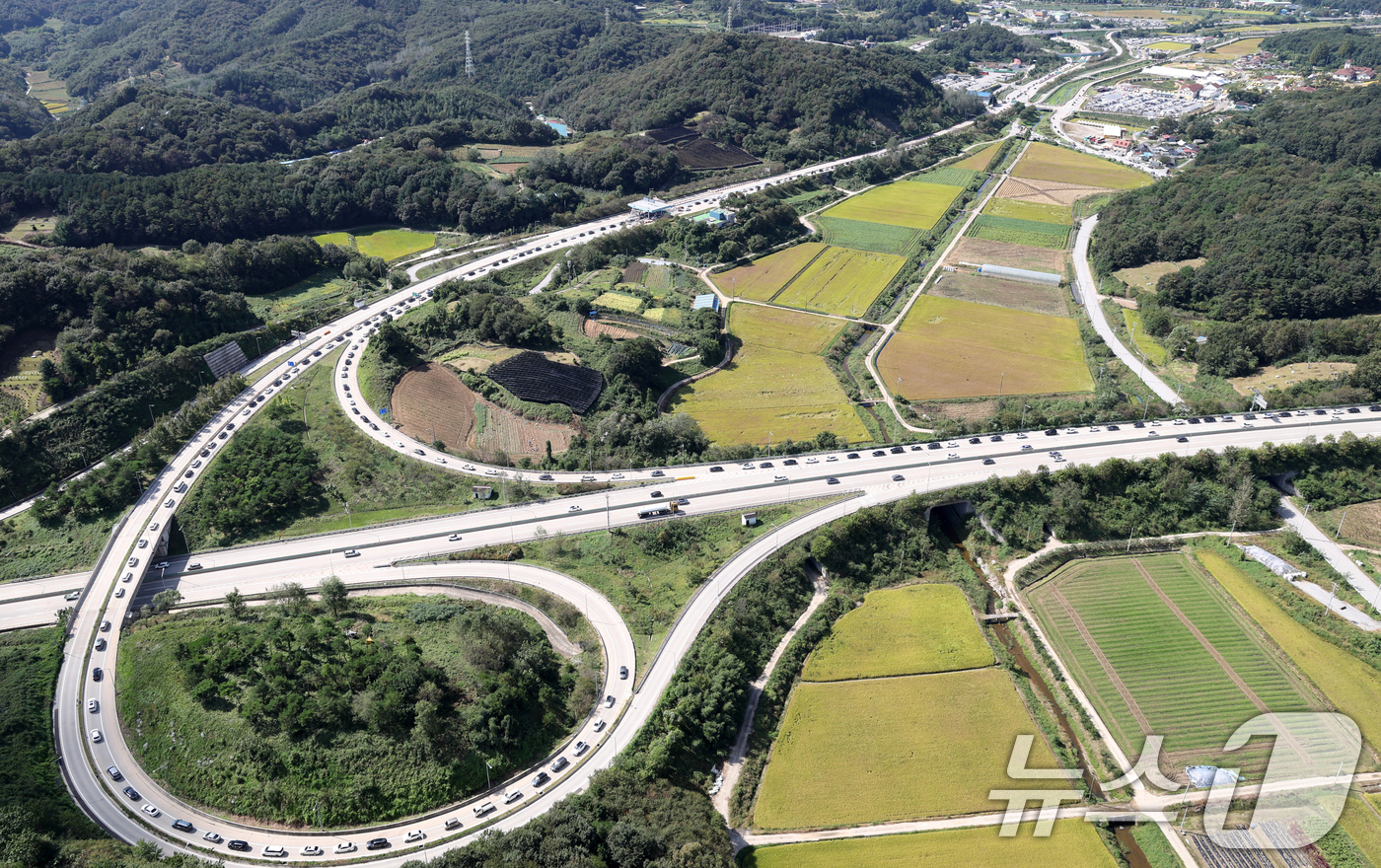 (임실=뉴스1) 유경석 기자 = 추석 연휴 마지막 날인 9일 전북 임실군 임실IC 인근 순천완주고속도로 임실 톨게이트 방향 차량들이 서행하고 있다. (항공촬영 협조 = 전북경찰청 …