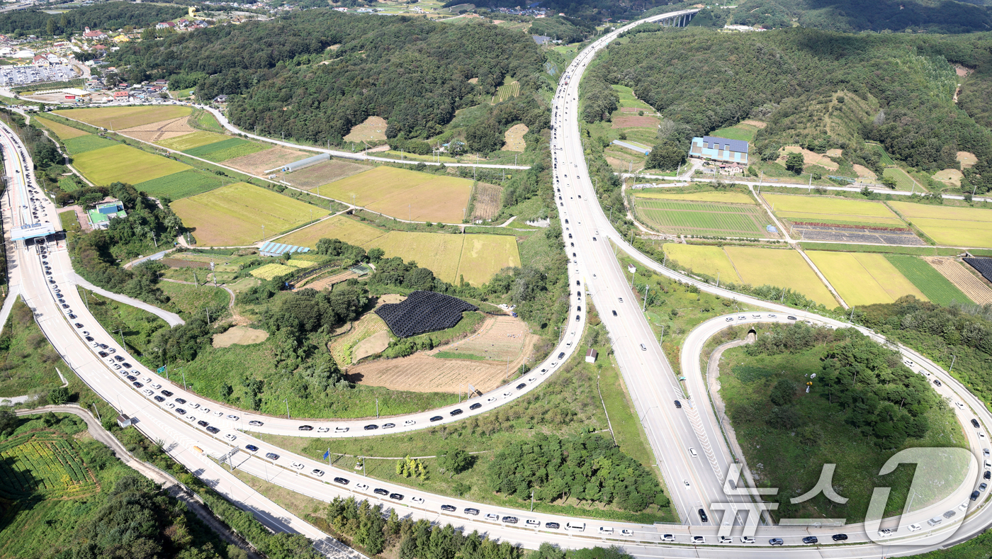 (임실=뉴스1) 유경석 기자 = 추석 연휴 마지막 날인 9일 전북 임실군 임실IC 인근 순천완주고속도로 임실 톨게이트 방향 차량들이 서행하고 있다. (항공촬영 협조 = 전북경찰청 …