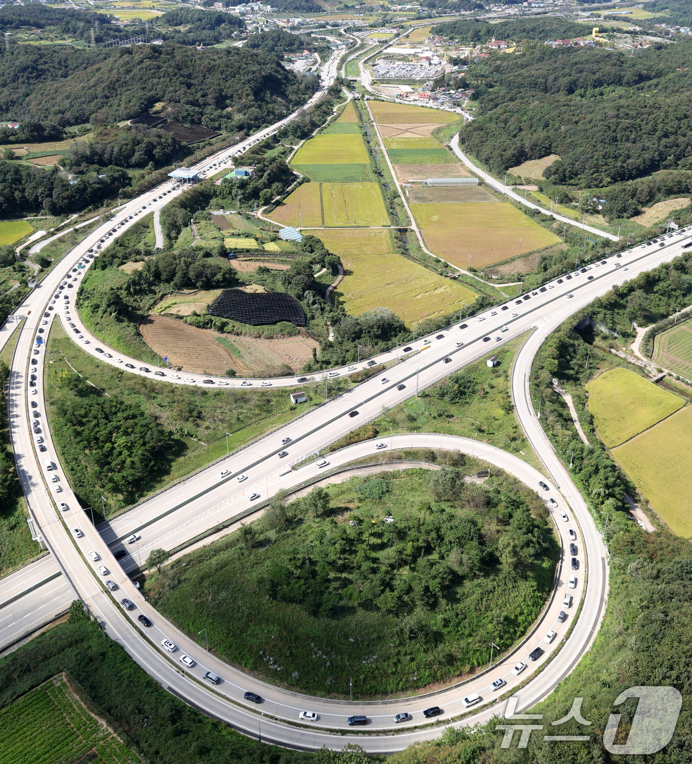 (임실=뉴스1) 유경석 기자 = 추석 연휴 마지막 날인 9일 전북 임실군 임실IC 순천완주고속도로 임실 톨게이트 방향 차량들이 서행하고 있다. (항공촬영 협조 = 전북경찰청 항공대 …