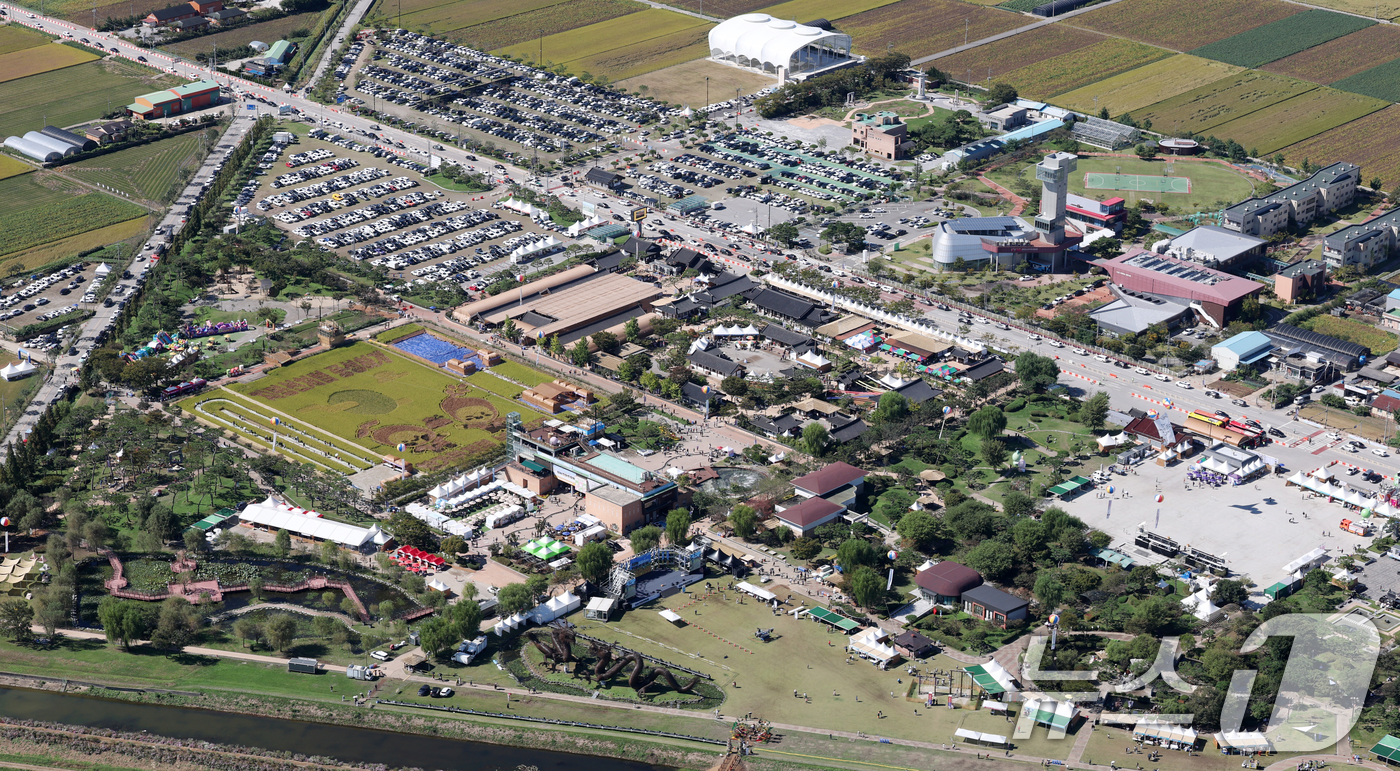 (김제=뉴스1) 유경석 기자 = 추석 연휴 마지막 날인 9일 전북 김제시 벽골제 일원에 김제 지평선 축제를 찾은 방문객들의 차량이 빼곡히 주차돼 있다. (항공촬영 협조 = 전북경찰 …