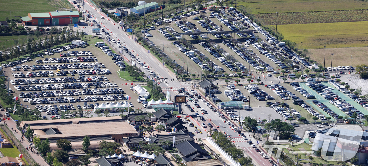 (김제=뉴스1) 유경석 기자 = 추석 연휴 마지막 날인 9일 전북 김제시 벽골제 일원에 김제 지평선 축제를 찾은 방문객들의 차량이 빼곡히 주차돼 있다. (항공촬영 협조 = 전북경찰 …