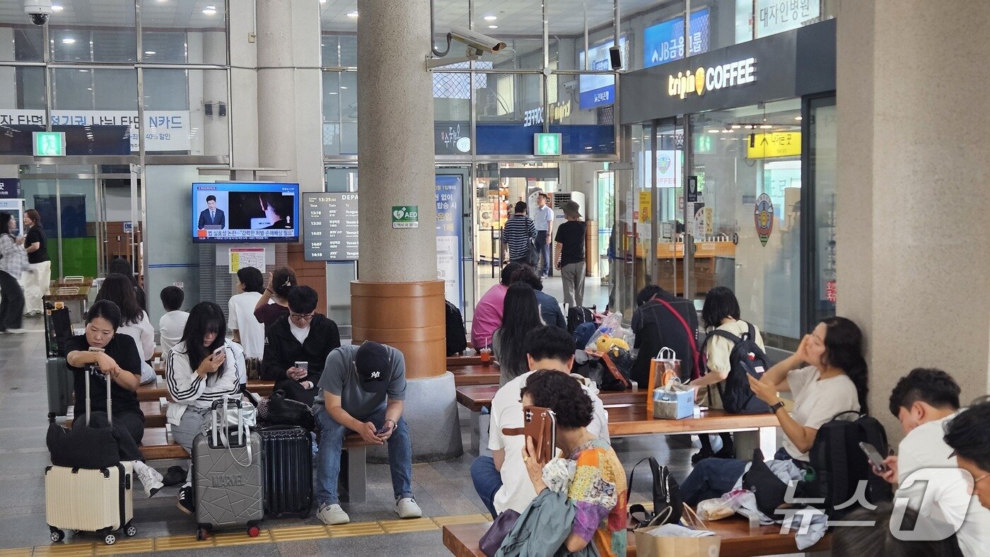 본문 이미지 - 귀경객으로 붐비는 전주역 대합실. 2025.10.9/뉴스1 신준수 기자