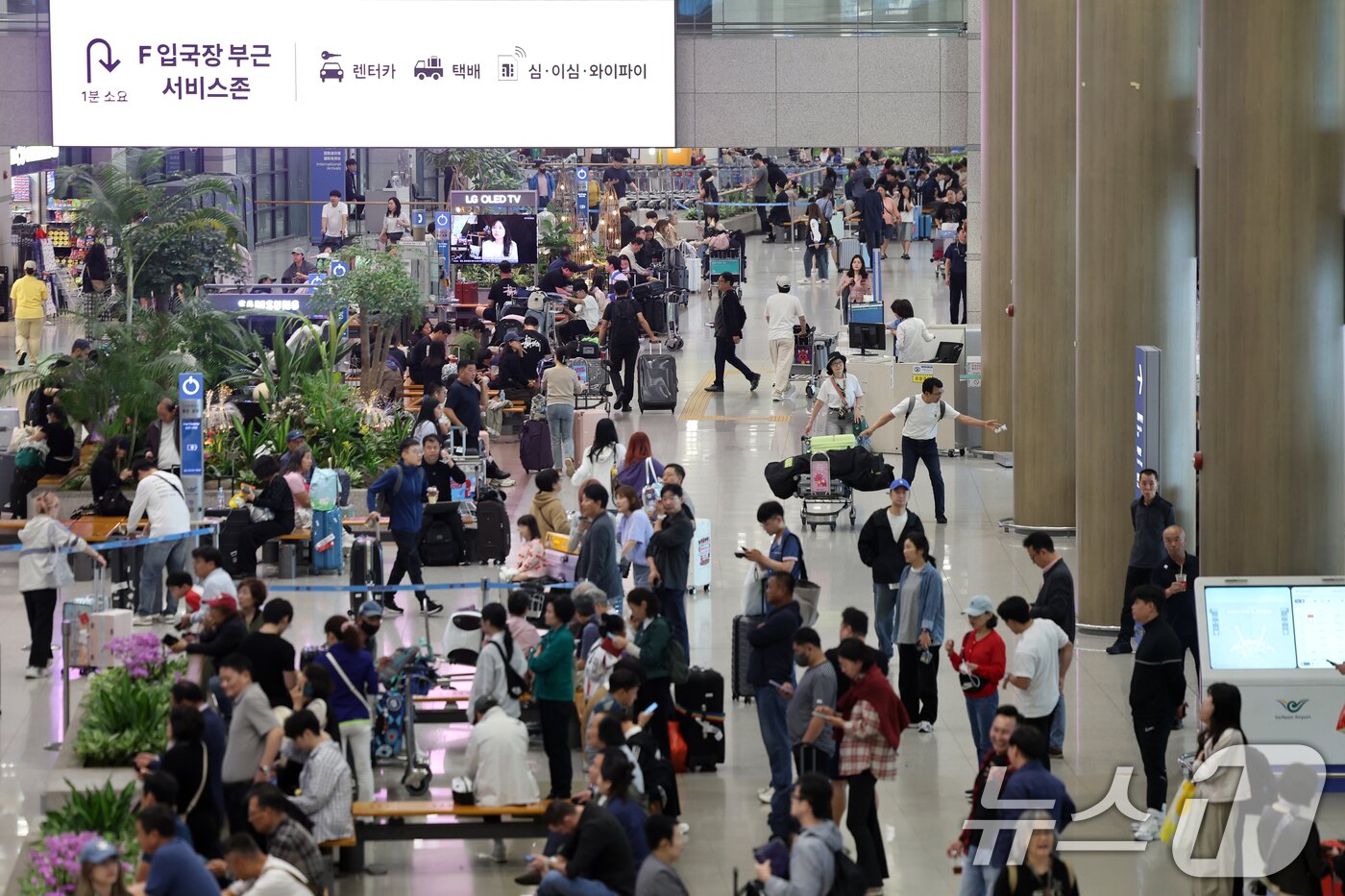 본문 이미지 - 추석 연휴 마지막날인 9일 오후 인천국제공항 입국장이 여행객들로 북적이고 있다. 인천공항공사에 따르면 이번 추석 연휴 동안 인천공항 이용 승객은 약 245만 3천명으로 예상, 지난해 동기 대비 11.5% 증가한 22만 3천 명 수준이다. 2025.10.9/뉴스1 ⓒ News1 황기선 기자