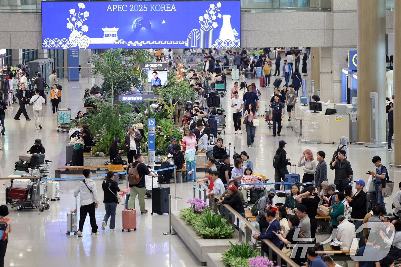 본문 이미지 - 인천국제공항 입국장이 여행객들로 북적이고 있다. (기사내용과 무관) 2025.10.9/뉴스1 ⓒ News1 황기선 기자