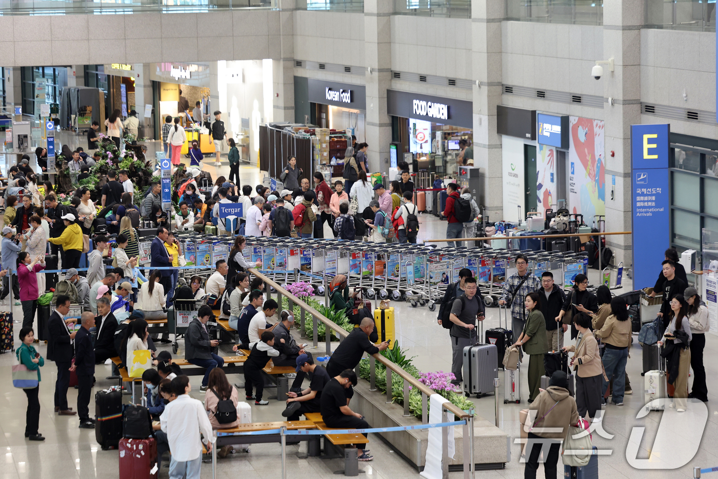 (인천공항=뉴스1) 황기선 기자 = 추석 연휴 마지막날인 9일 오후 인천국제공항 입국장이 여행객들로 북적이고 있다.인천공항공사에 따르면 이번 추석 연휴 동안 인천공항 이용 승객은 …