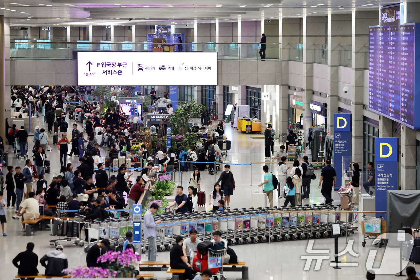 (인천공항=뉴스1) 황기선 기자 = 추석 연휴 마지막날인 9일 오후 인천국제공항 입국장이 여행객들로 북적이고 있다.인천공항공사에 따르면 이번 추석 연휴 동안 인천공항 이용 승객은 …